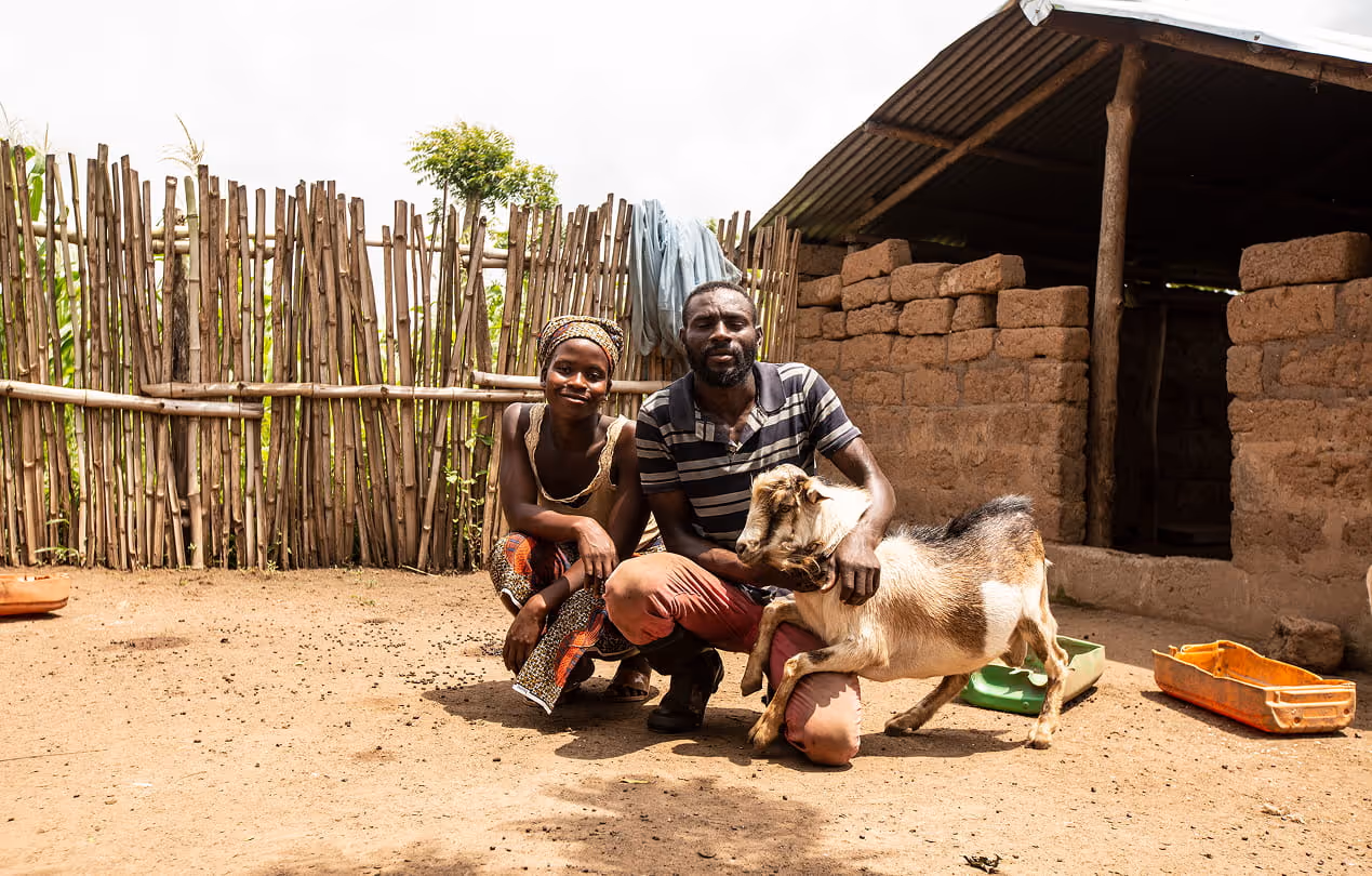 Famille béninoise s'occupant d'un élevage de chèvres pour développer une économie locale durable.