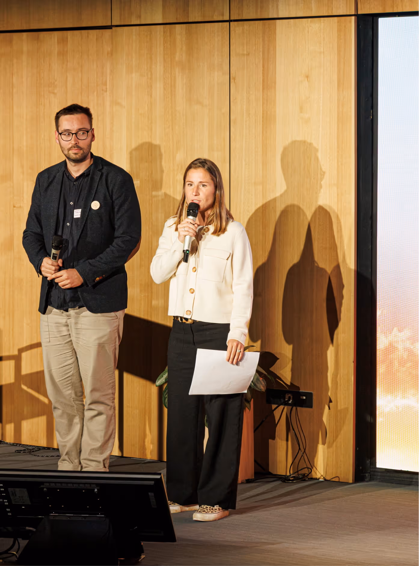 Deux représentants du Fonds de dotation Api Restauration s'exprimant lors d'une conférence sur l'engagement solidaire.