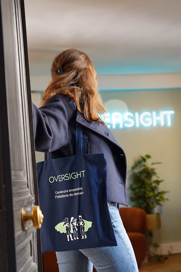 Une femme qui tient un sac avec la marque d'oversight