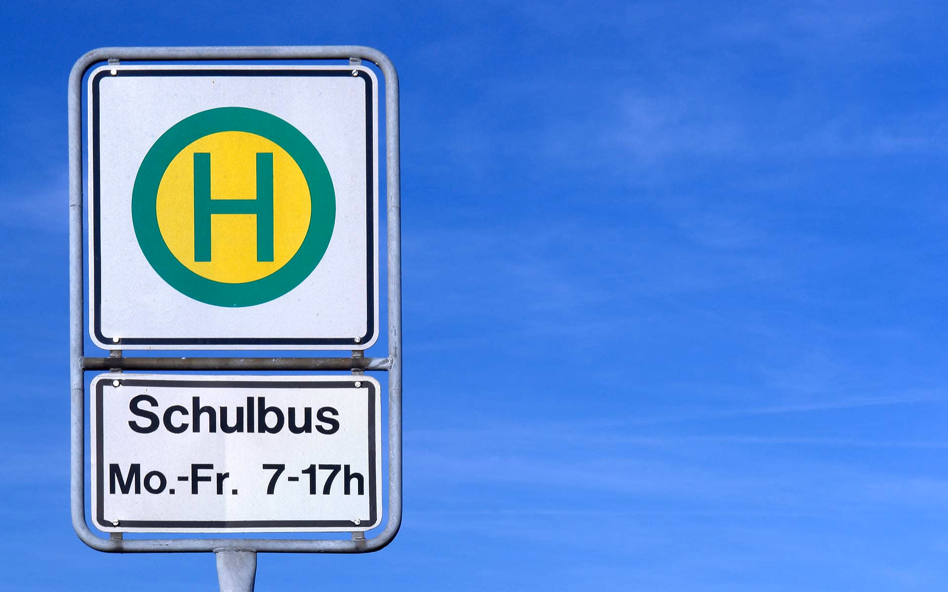 Was ist eigentlich die Schülerbeförderung? - Bild einer Bushaltestelle