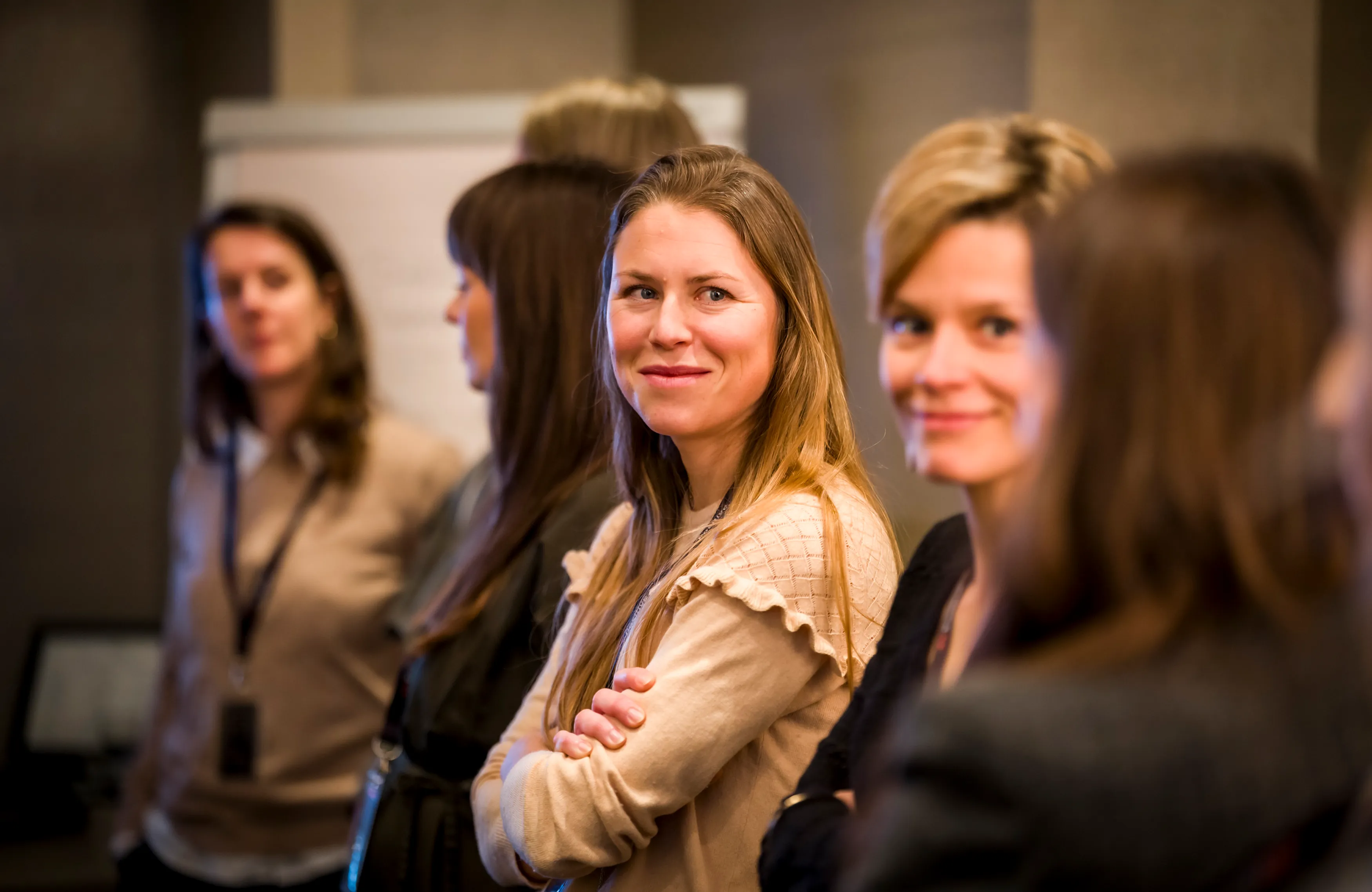 Groupe de collaboratrices du groupe Positive souriantes lors d'une session de formation en interne.