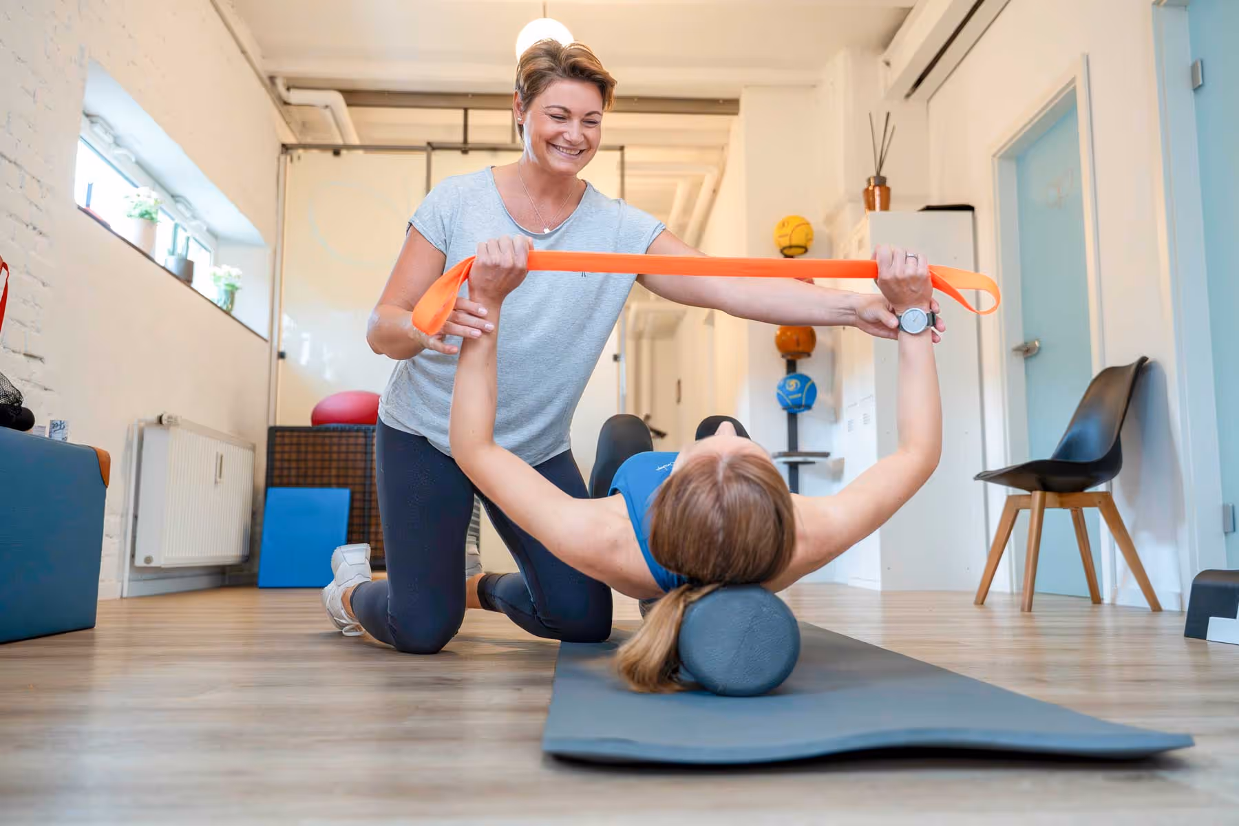 Therapeutische Trainingsanleitung mit Widerstandsband in der Physiotherapie Pfitzner Düsseldorf-Flingern