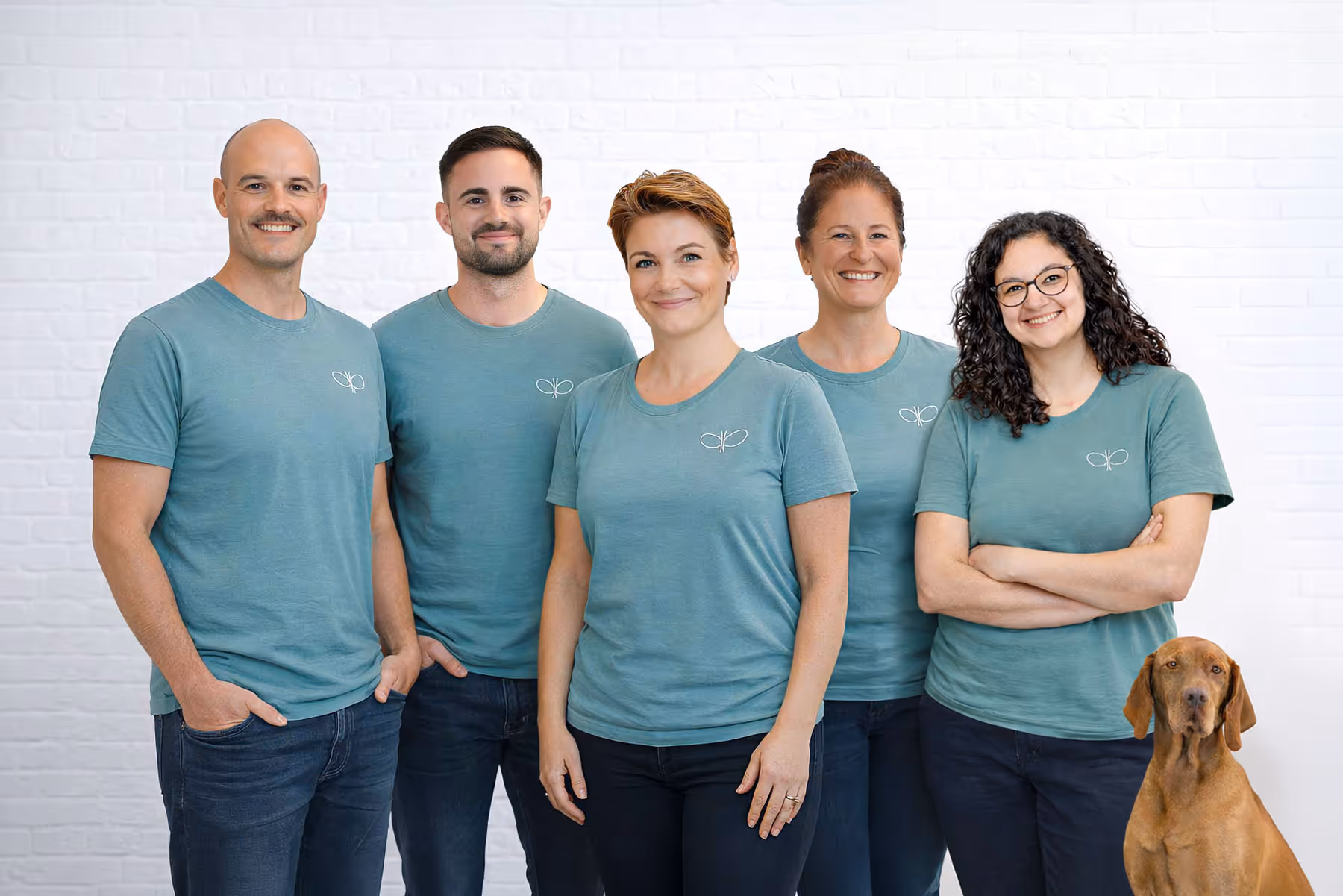 Motivierende Zusammenarbeit zwischen Therapeutin und Patient im Trainingsraum der Physiotherapie Pfitzner Düsseldorf-Flingern