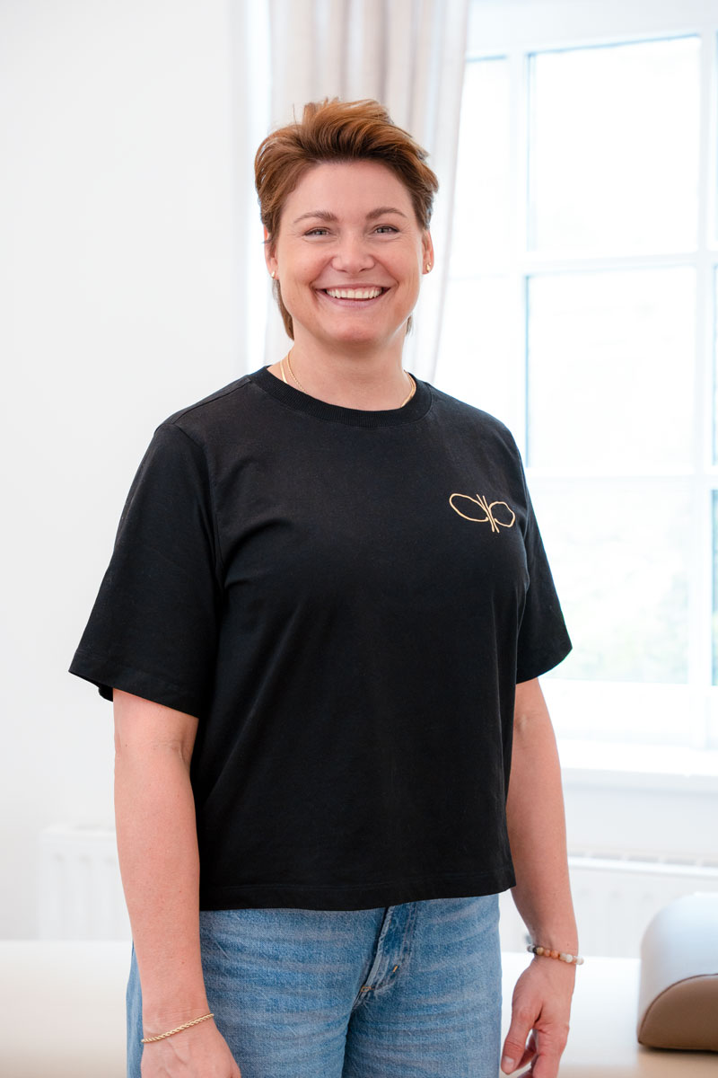 Physiotherapeutin Bianca bei einer sanften Kopf- und Nackenbehandlung in der Physiotherapie Pfitzner Düsseldorf-Flingern