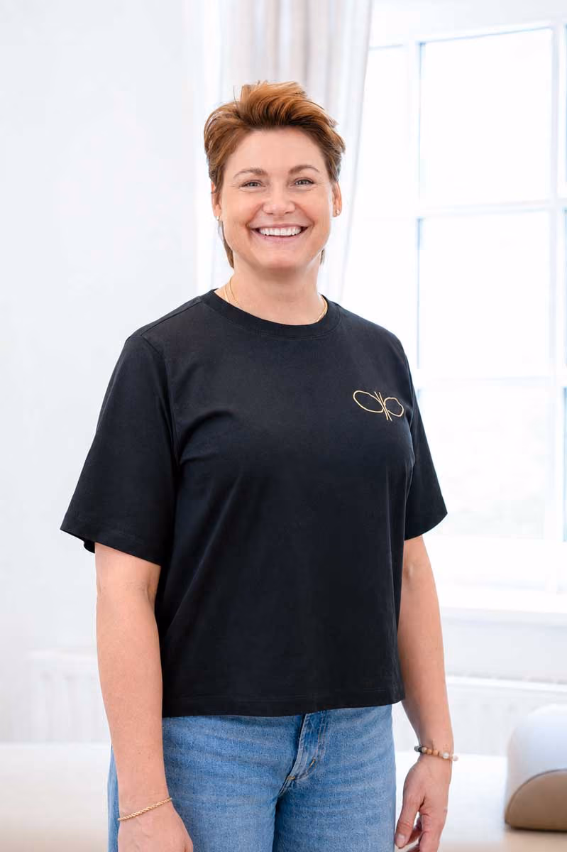 Physiotherapeutin Bianca bei einer sanften Kopf- und Nackenbehandlung in der Physiotherapie Pfitzner Düsseldorf-Flingern