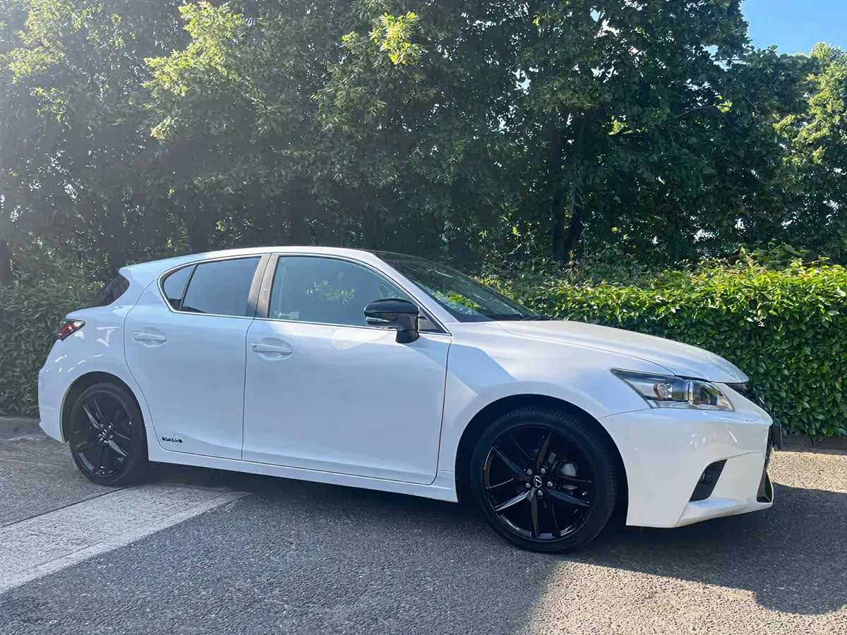 Lexus CT200H White - Automatic CVT