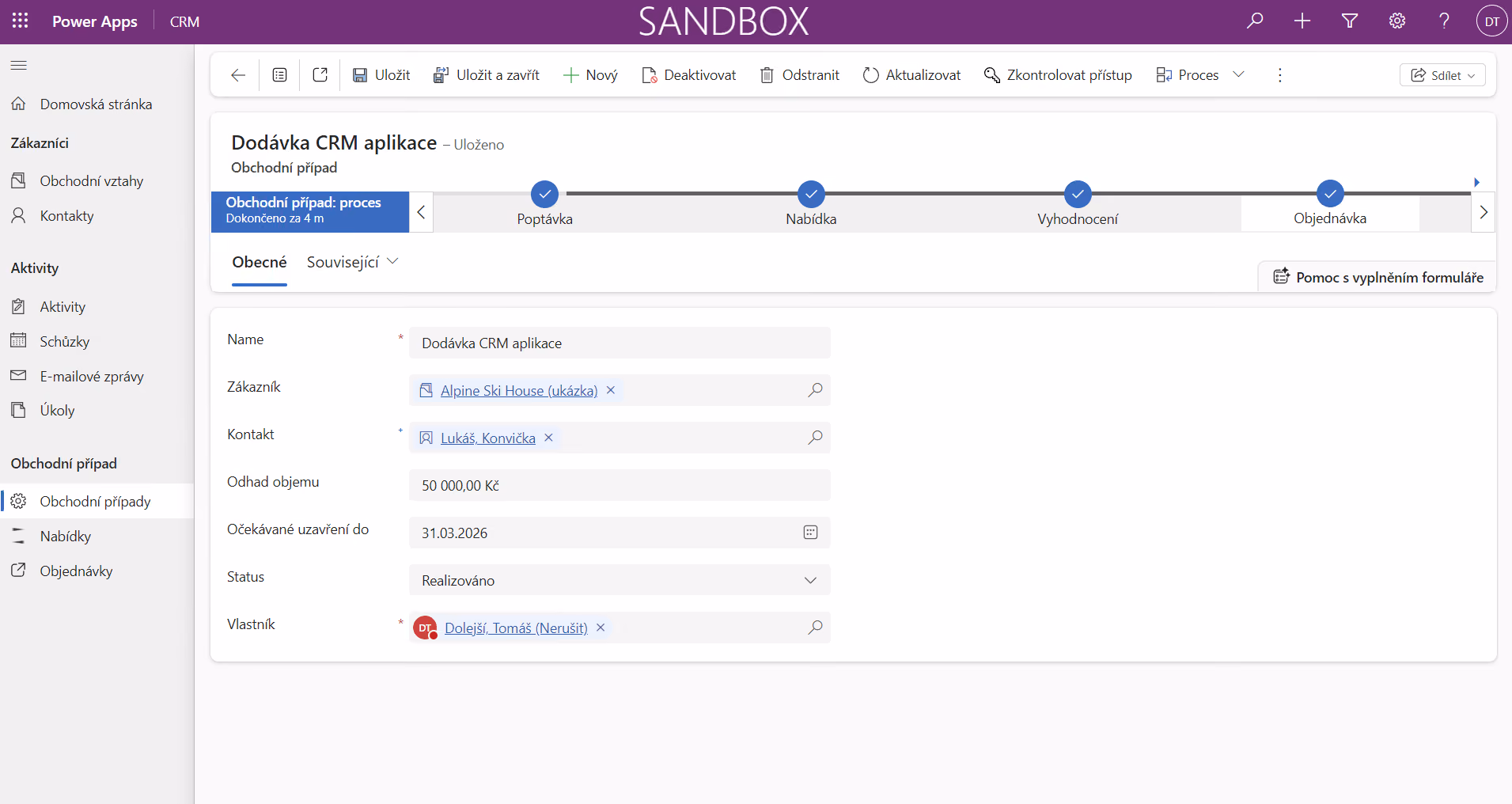 Power Apps CRM obrazovka ukazující detail obchodního případu v procesu s daty a stavem realizováno.