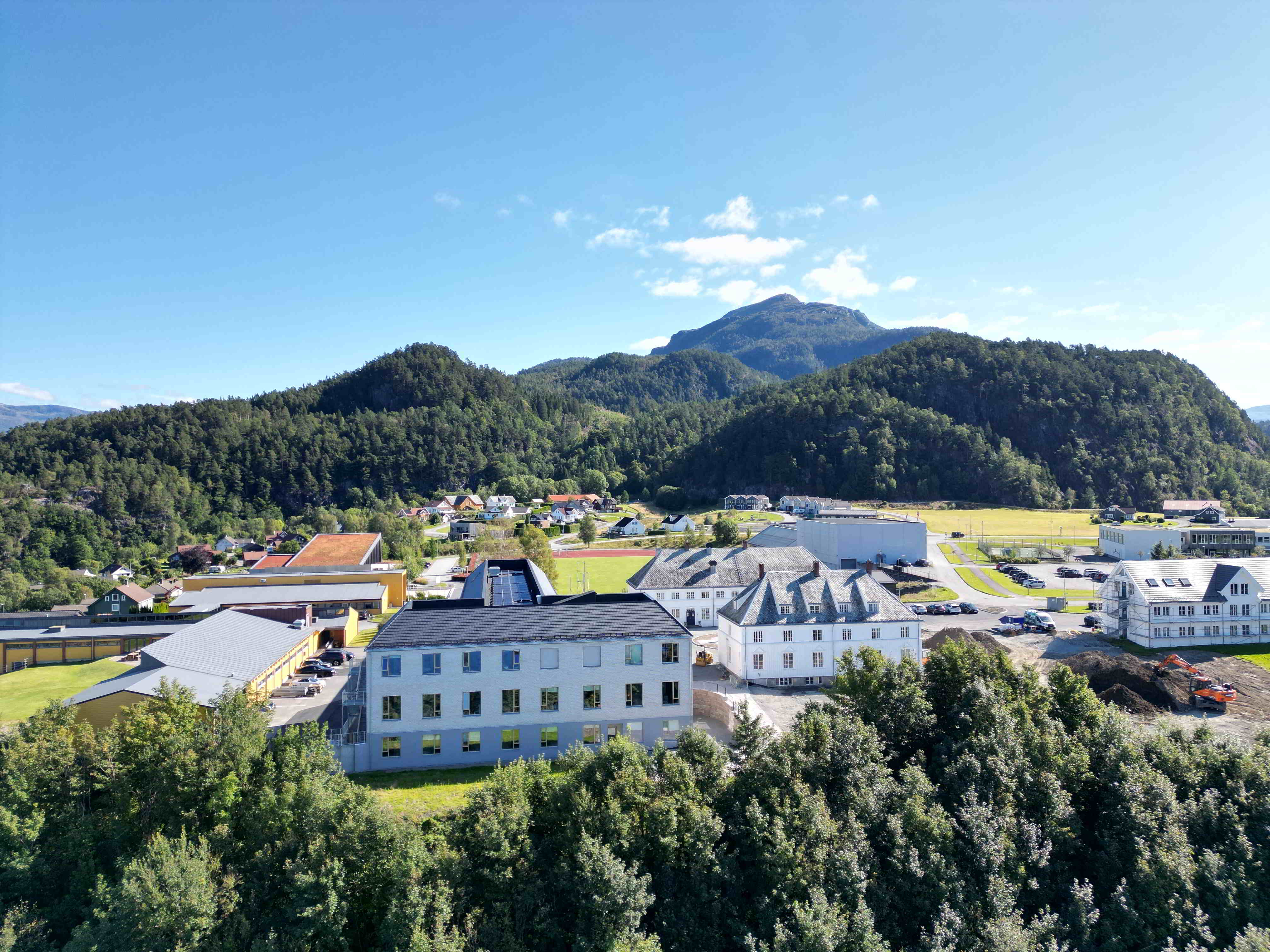 Hellandsnuten på bakgrunn.
