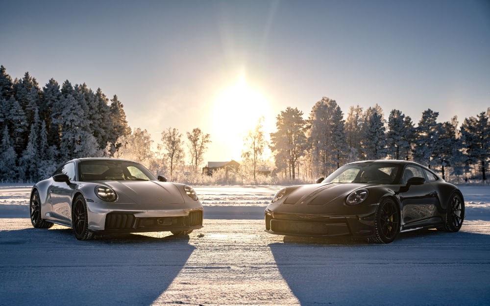 Två Porsche Taycan på isen i motljus