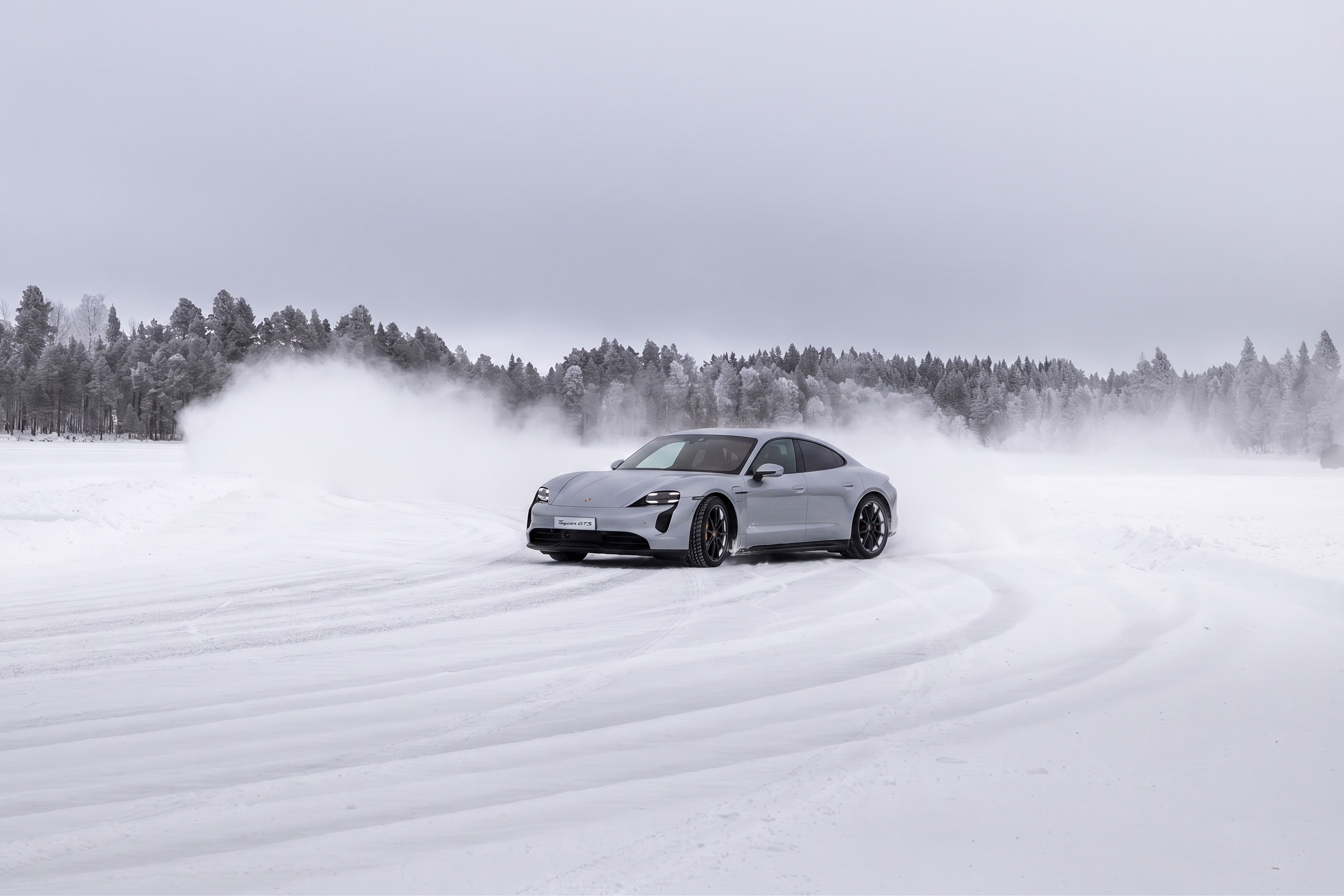 Porsche Taycan i snörök på isbanan