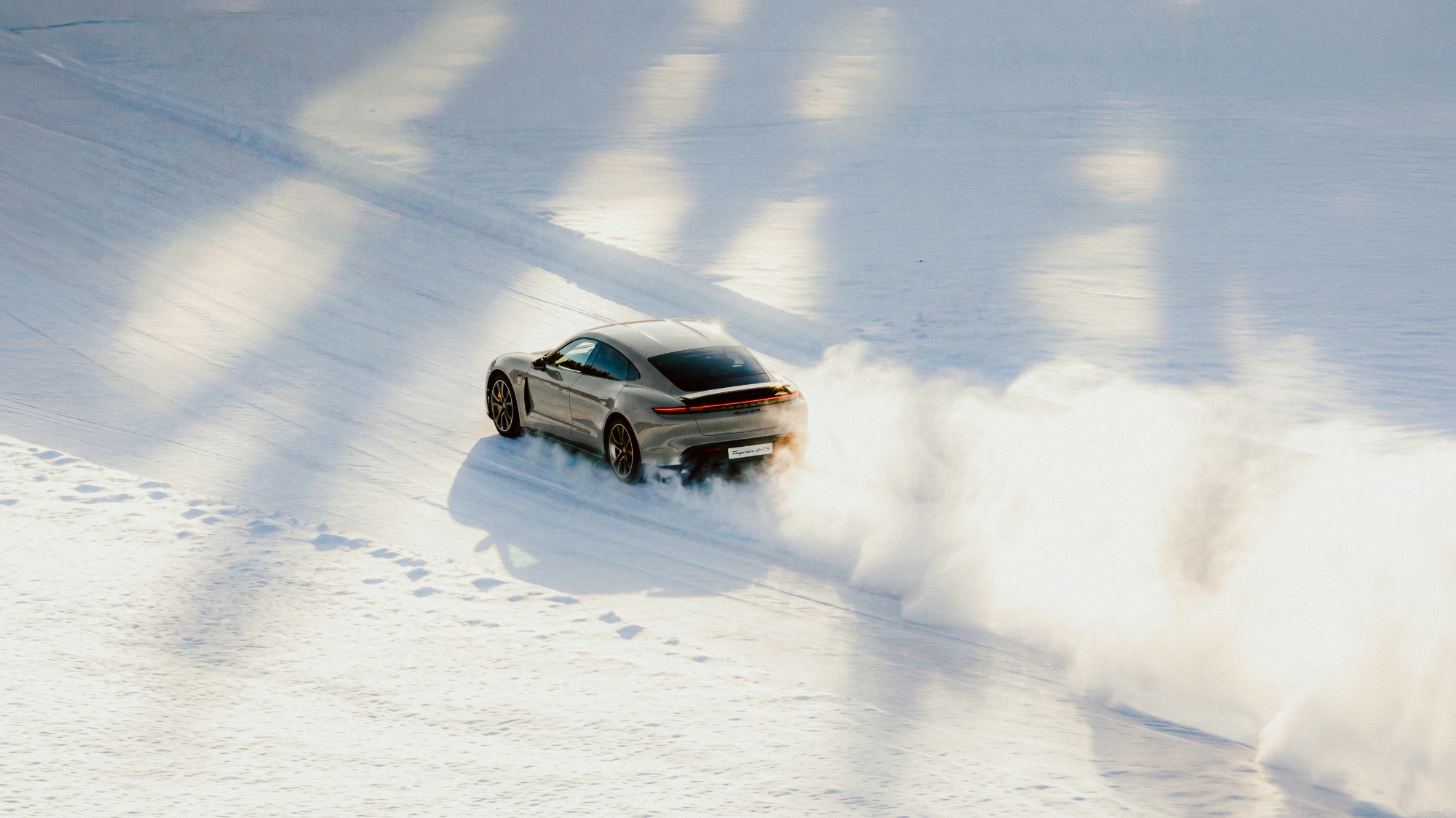 Porsche Taycan driftar på den frusna sjön