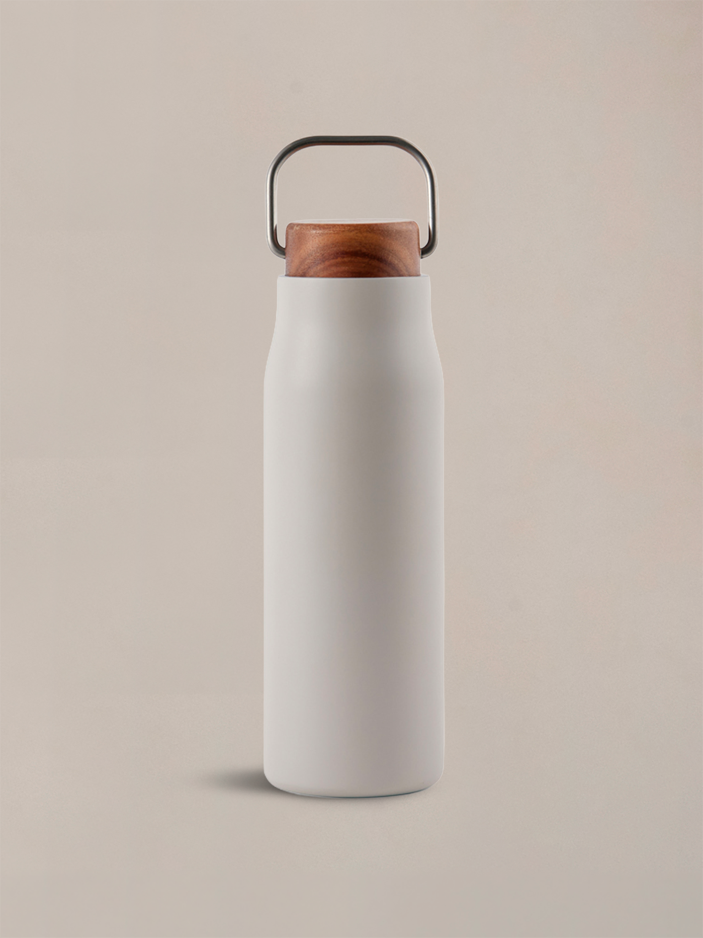 This elegant, functional vacuum bottle keeps your drinks at the right temperature, finished in natural acacia wood.