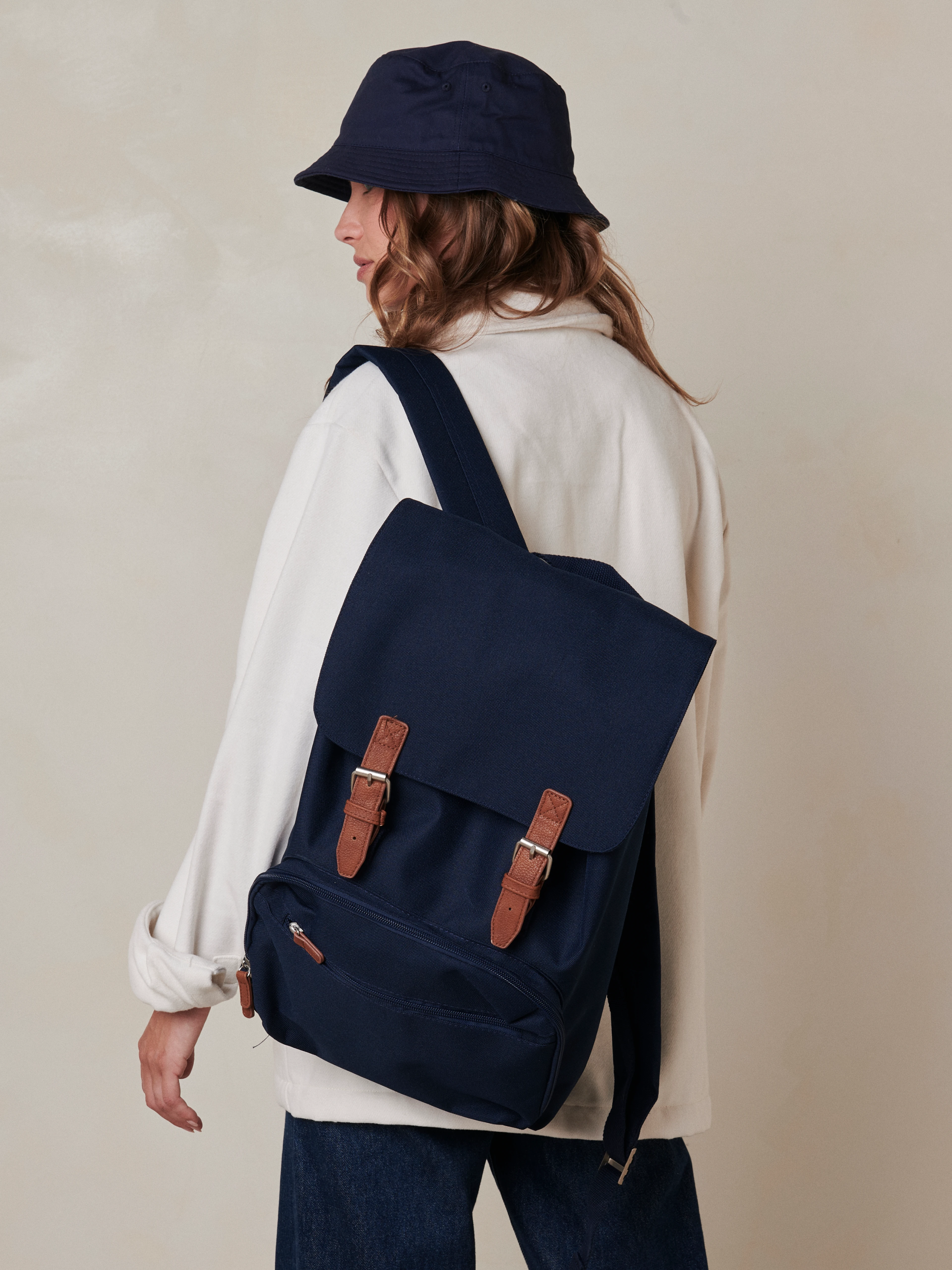 A backpack designed for everyday use, combining comfort and functional design, with a padded laptop compartment compatible with devices up to 17".