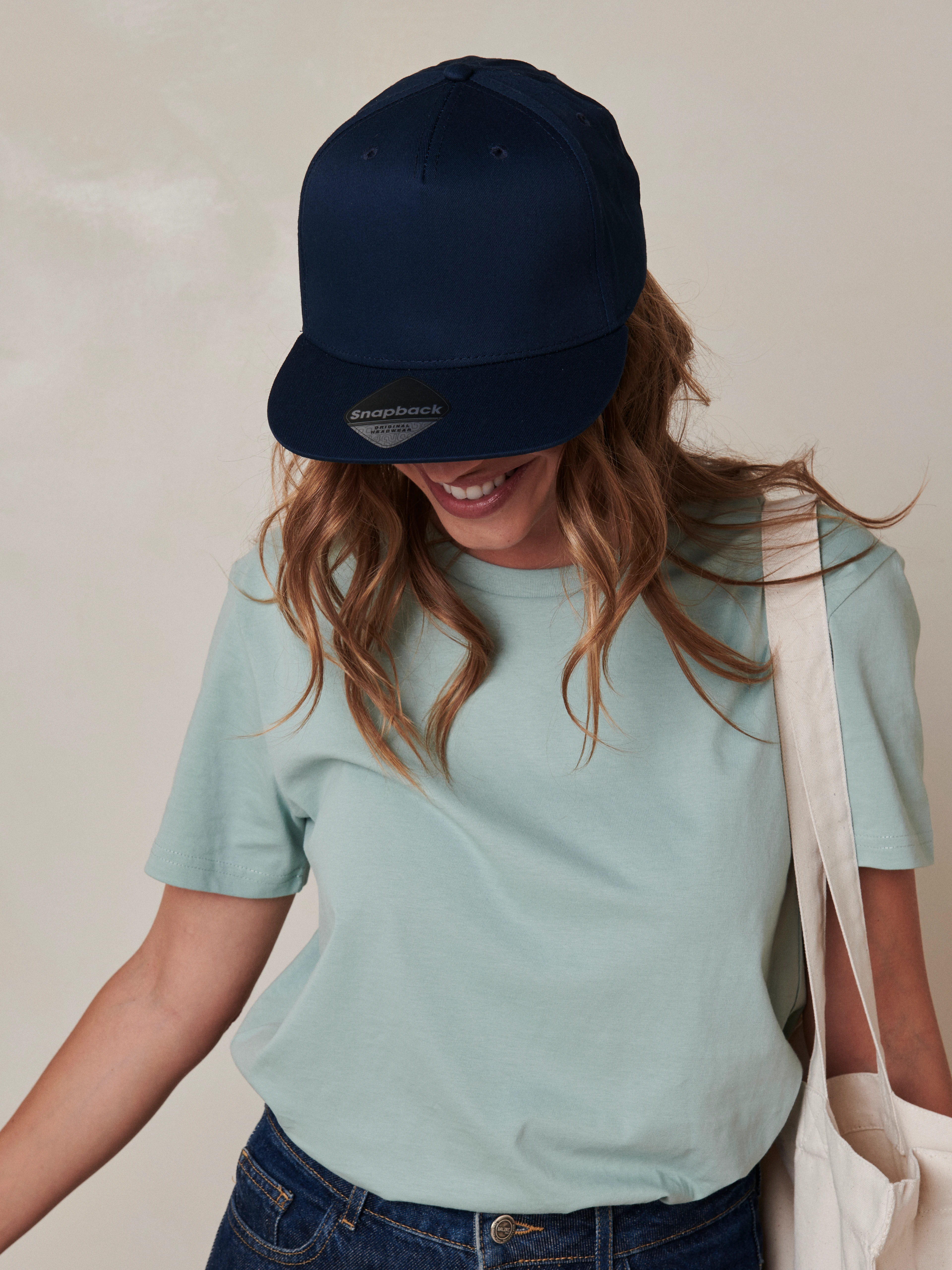 A 90s-inspired snapback with a structured shape and a clean urban finish.