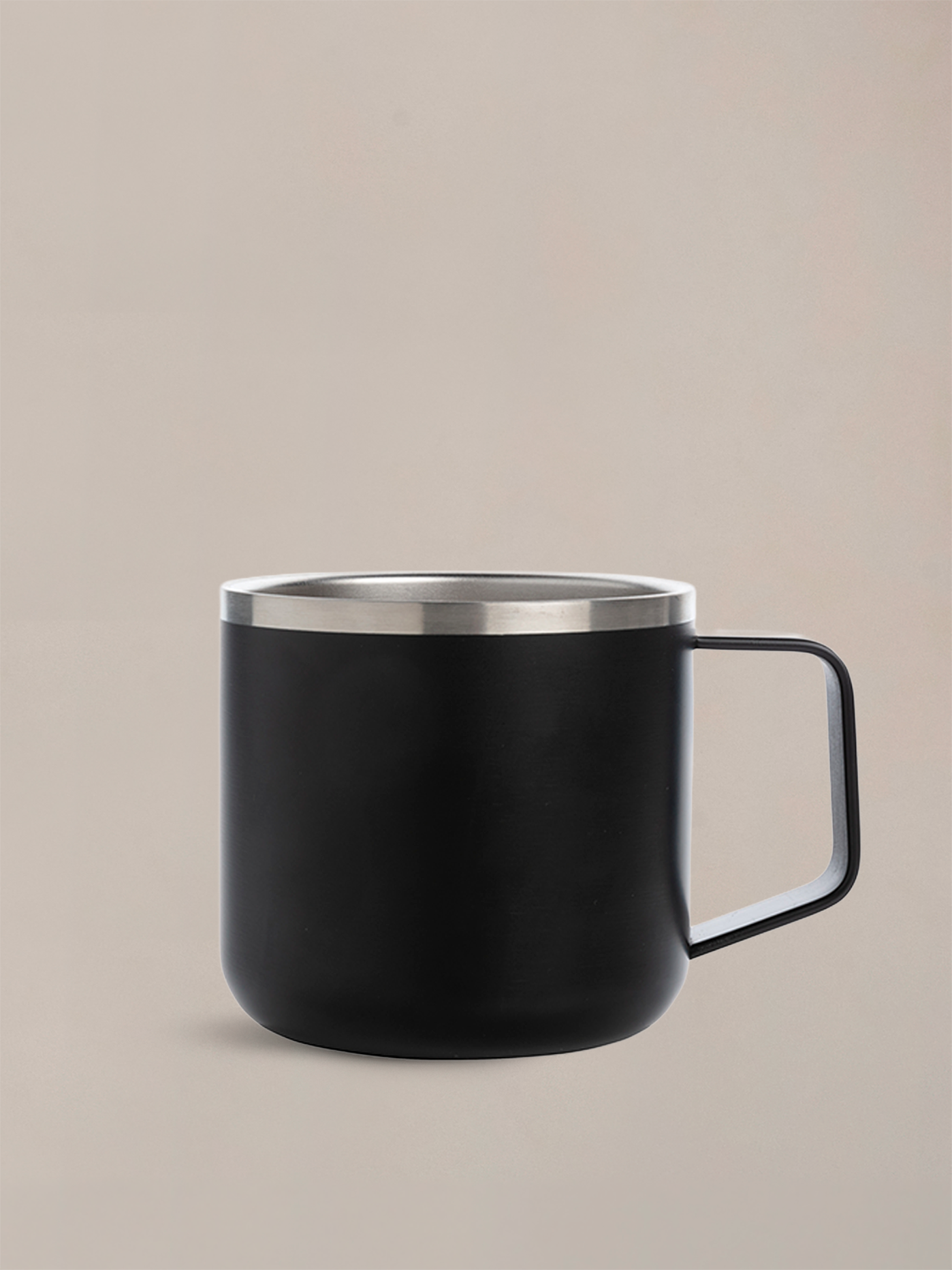 Wherever the day takes you, this durable, practical mug keeps your coffee ready to go.
