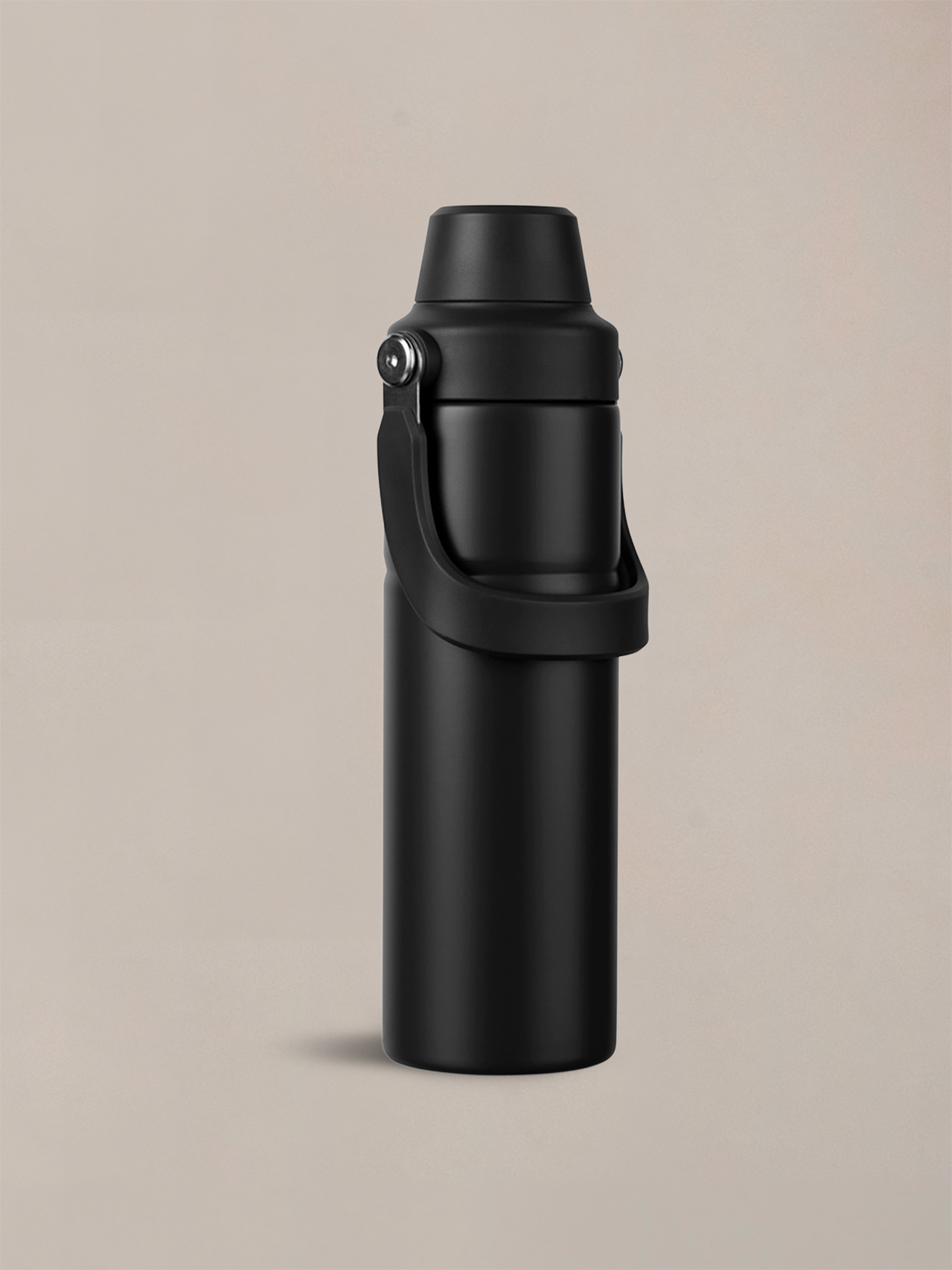 Designed for active days, this durable vacuum bottle combines clean lines with smart functionality and an easy carry handle.
