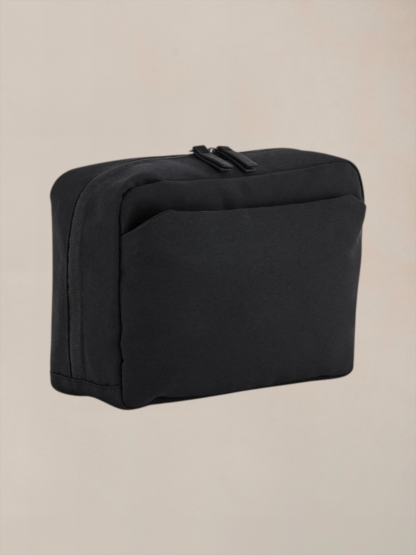 A tech organizer in water-repellent recycled fabric, designed to keep everyday essentials in order.