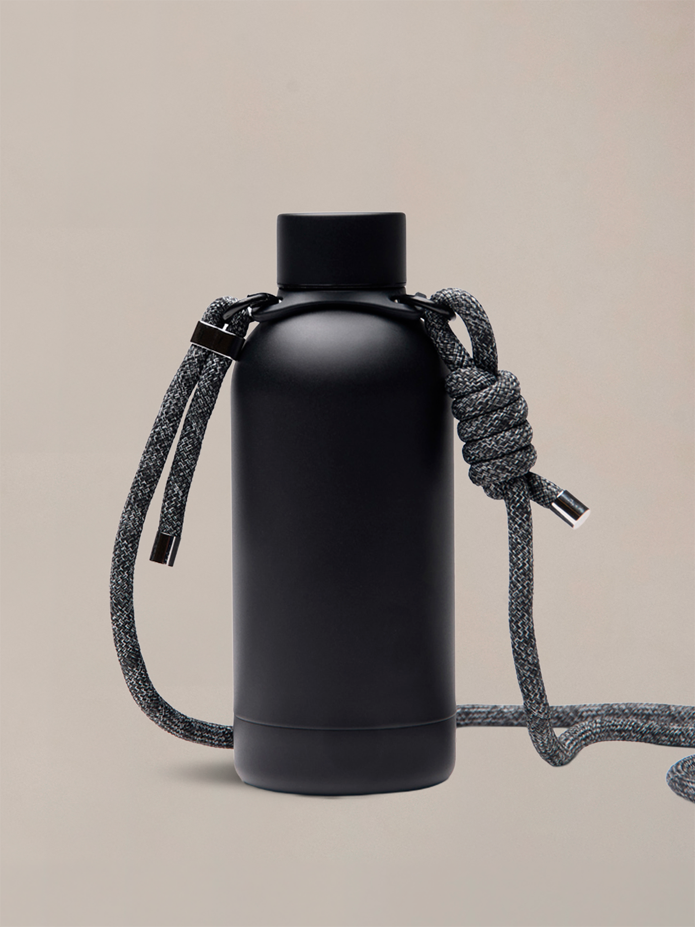 Designed for active days, this compact vacuum bottle pairs clean design with easy carry and everyday performance.
