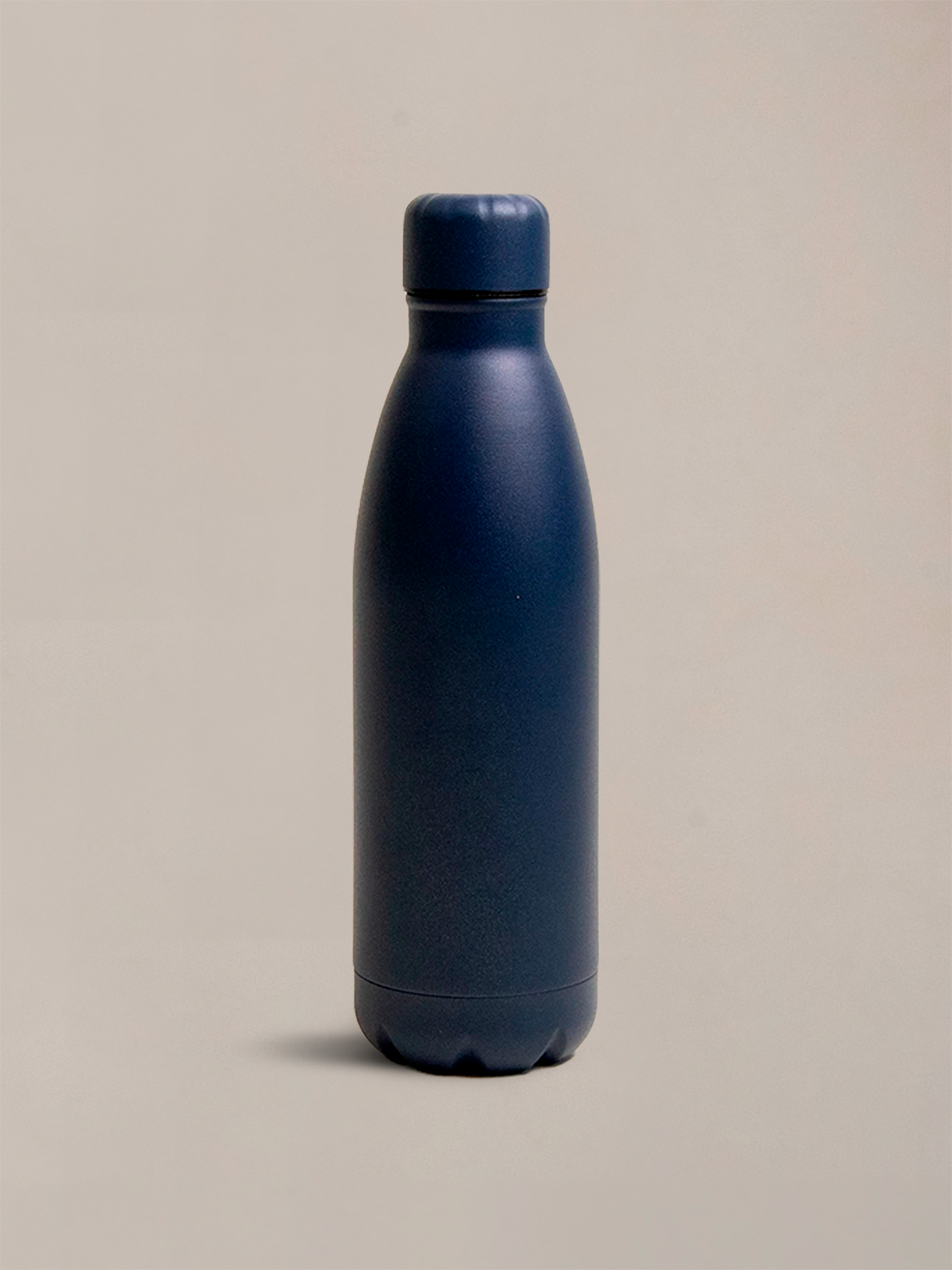 A durable, eco-responsible water bottle made to support everyday hydration at work and beyond.