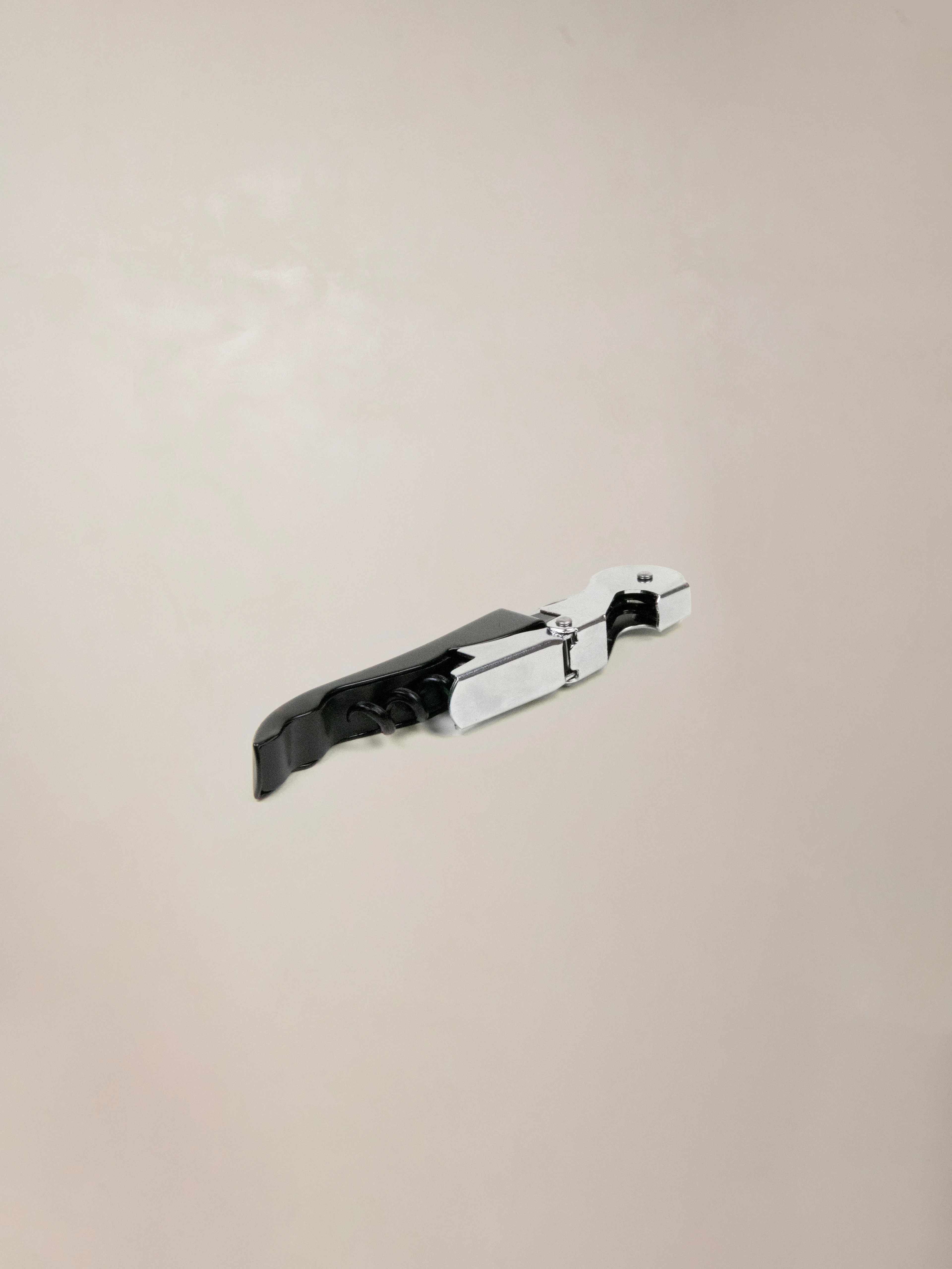 Whether for a celebration or a shared team moment, this iconic sommelier corkscrew is the perfect companion.
