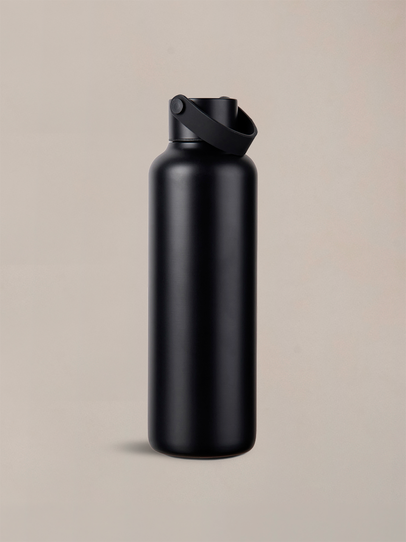 This minimalist vacuum bottle combines everyday performance with a clean, modern design and integrated carry handle.