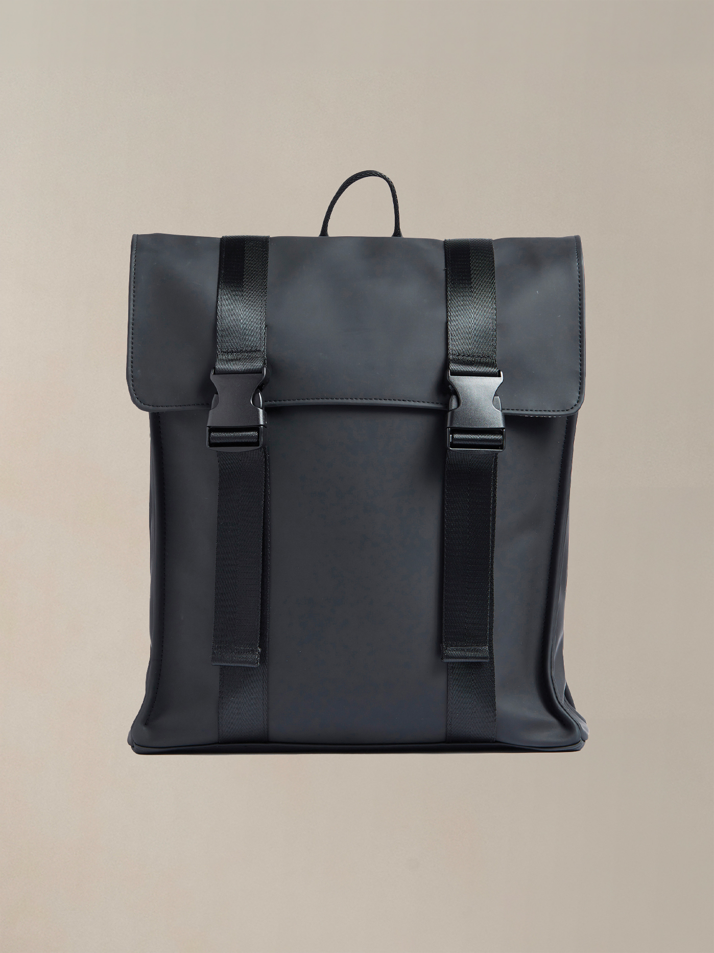 A modern, minimal backpack built for daily life and easy use.