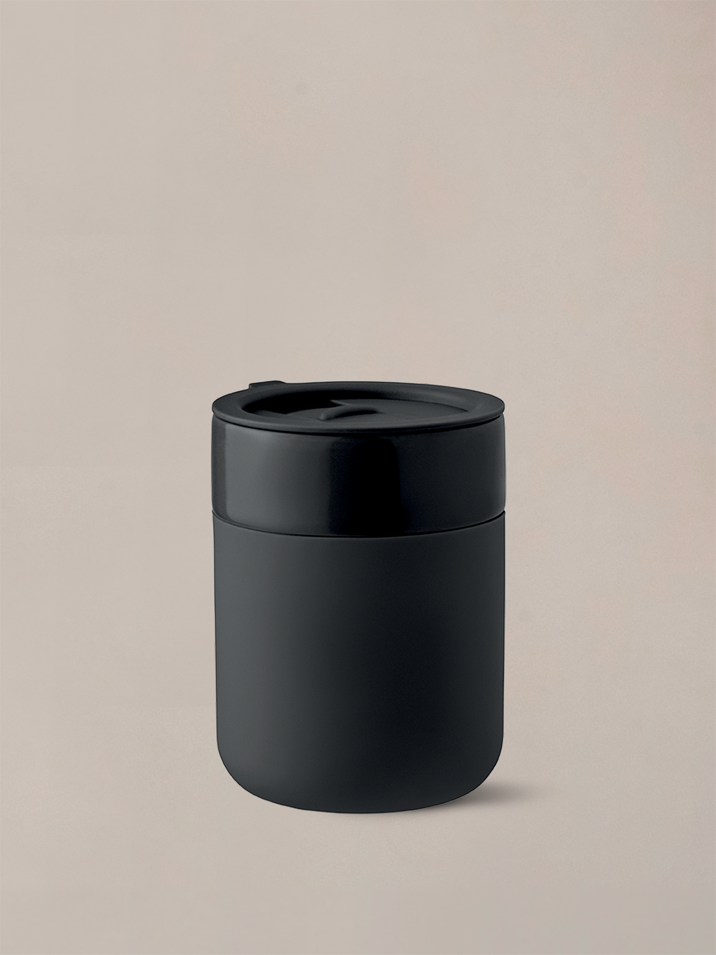 A clean ceramic tumbler designed for everyday coffee moments, wrapped in a soft-touch sleeve.