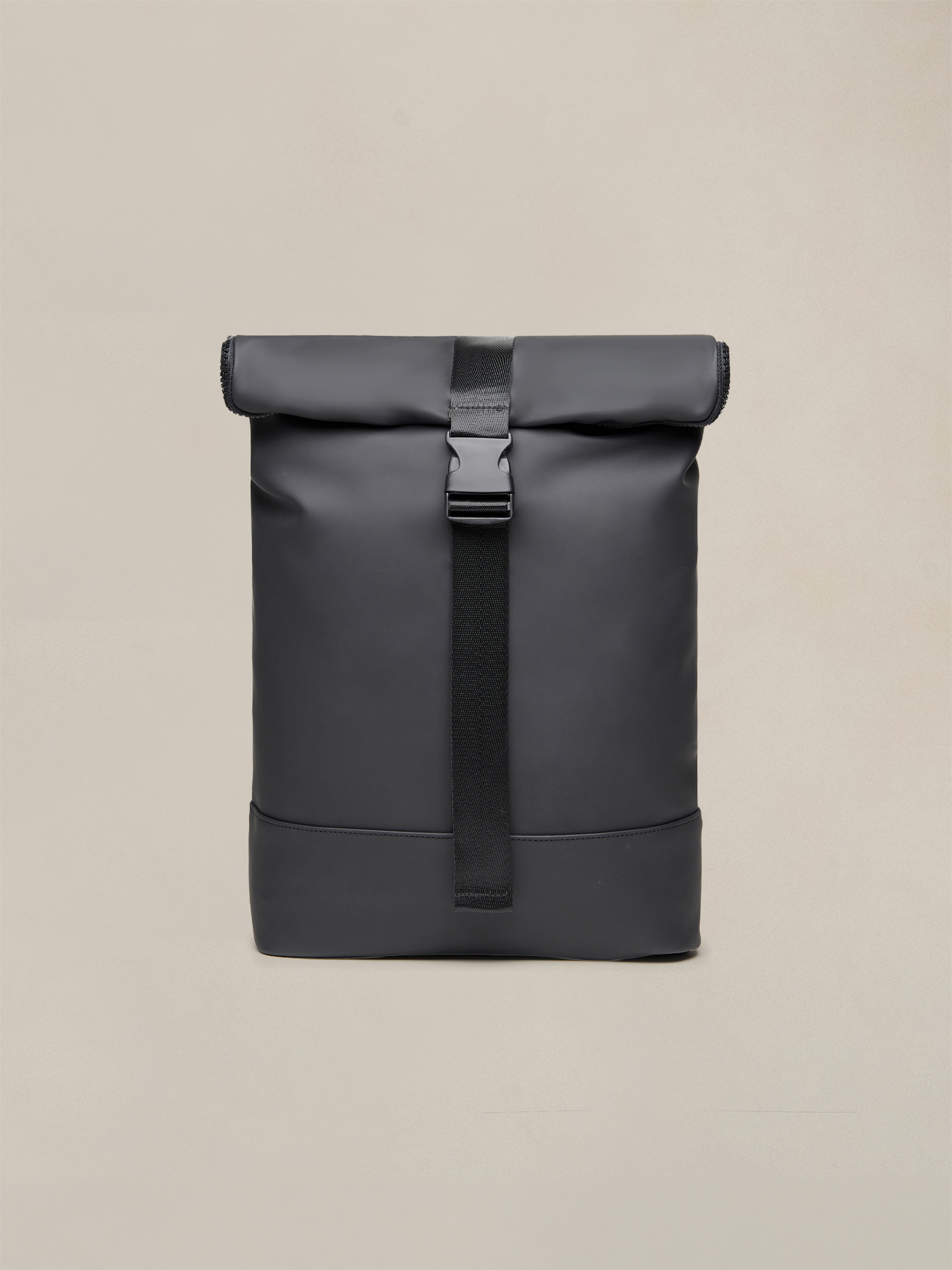A modern, multifunctional bike bag you can wear as a backpack, carry over the shoulder, or attach directly to the bike frame for life on the go.