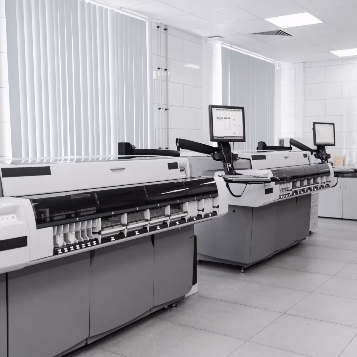 Laboratorio industrial moderno con equipos técnicos y sistemas automatizados.