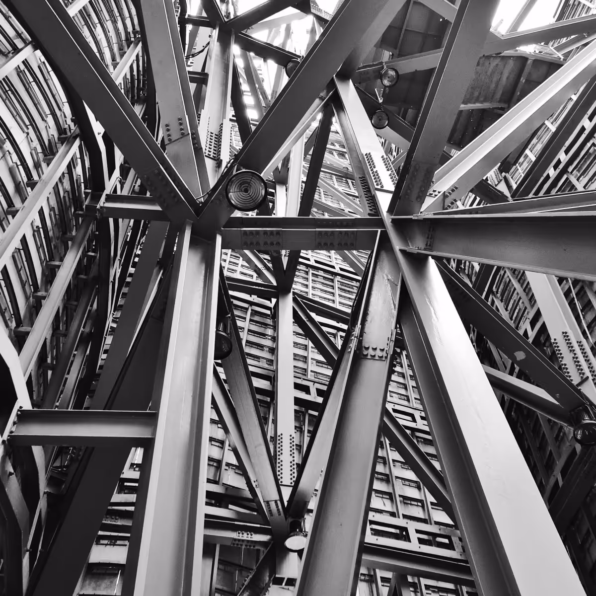 Estructura industrial que simboliza requisitos, validación y rigor académico