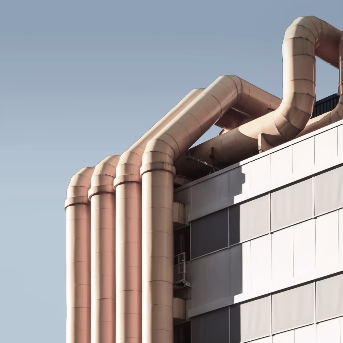 Infraestructura industrial moderna que representa la formación técnica y las ciencias industriales