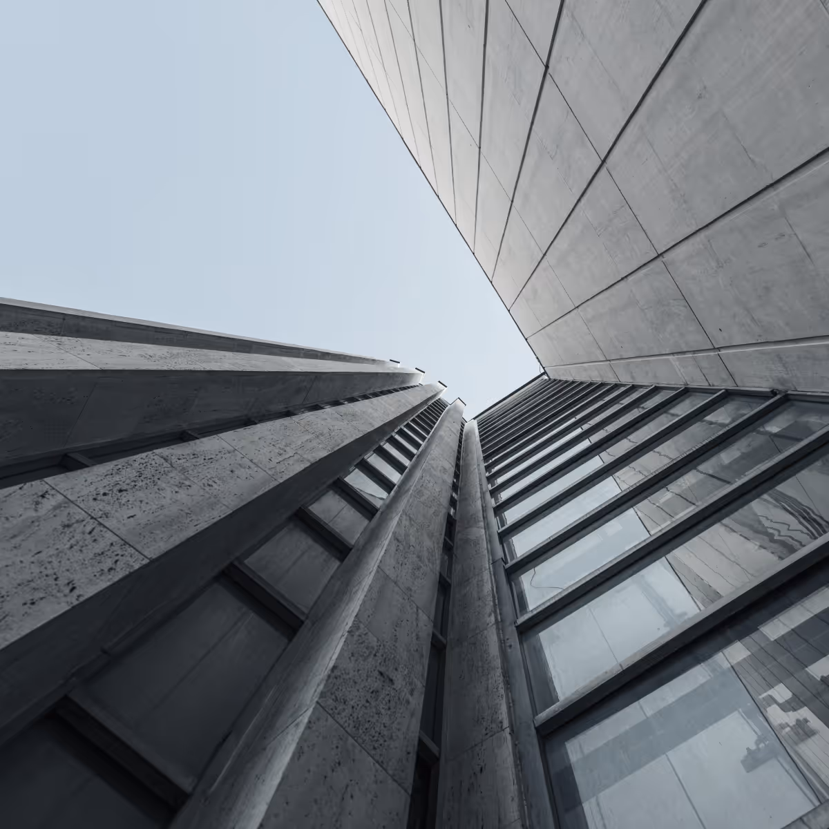 Arquitectura institucional moderna que simboliza solidez y desarrollo a largo plazo