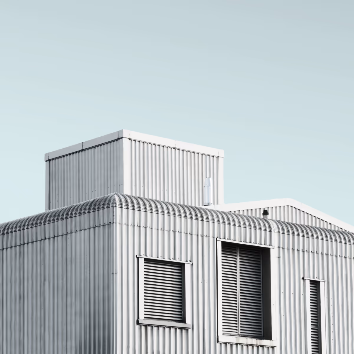 Edificio industrial moderno que representa el modelo educativo trimestral y técnico de CUCI