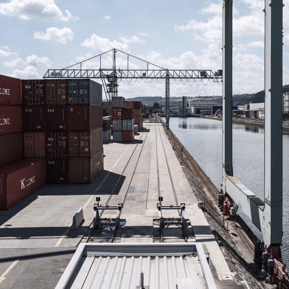 Infraestructura logística y portuaria que representa estándares globales y procesos industriales