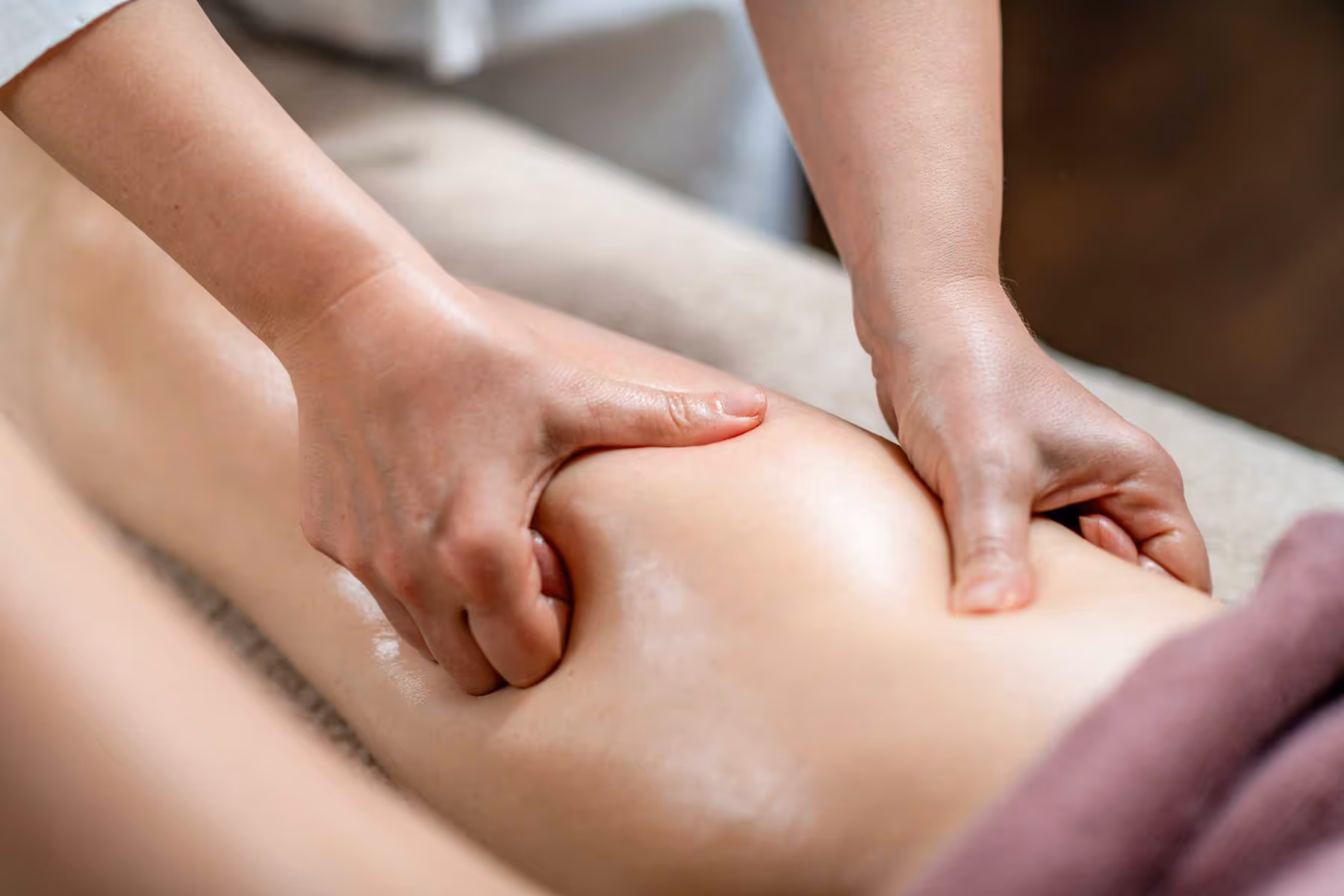 Manuelle Lymphdrainage am Unterschenkel zur Reduktion von Schwellungen in der Physiotherapie Pfitzner Düsseldorf