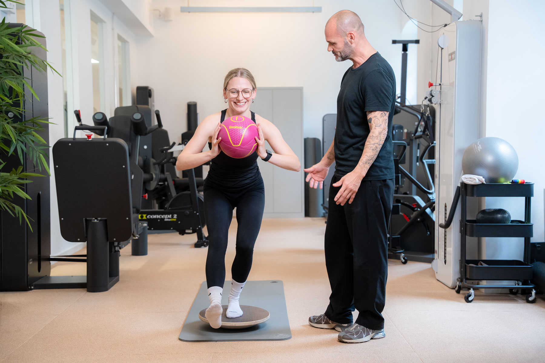 Personal Training mit individueller Übungsanleitung zur Verbesserung von Kraft und Haltung in der Physiotherapie Pfitzner Düsseldorf-Friedrichstadt