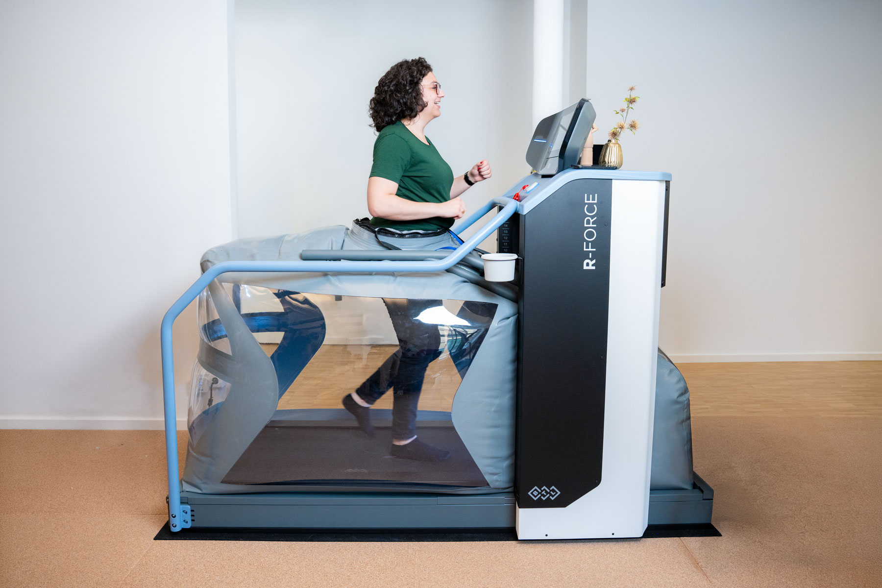 BTL Anti-Gravity Laufband in Anwendung bei Physiotherapie Pfitzner in Düsseldorf-Friedrichstadt mit gewichtsentlastetem Gehtraining und therapeutischer Betreuung