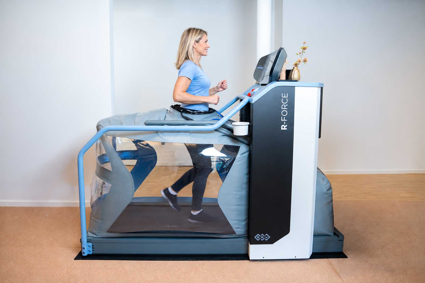 BTL Anti-Gravity Laufband in Anwendung bei Physiotherapie Pfitzner in Düsseldorf-Friedrichstadt mit gewichtsentlastetem Gehtraining und therapeutischer Betreuung