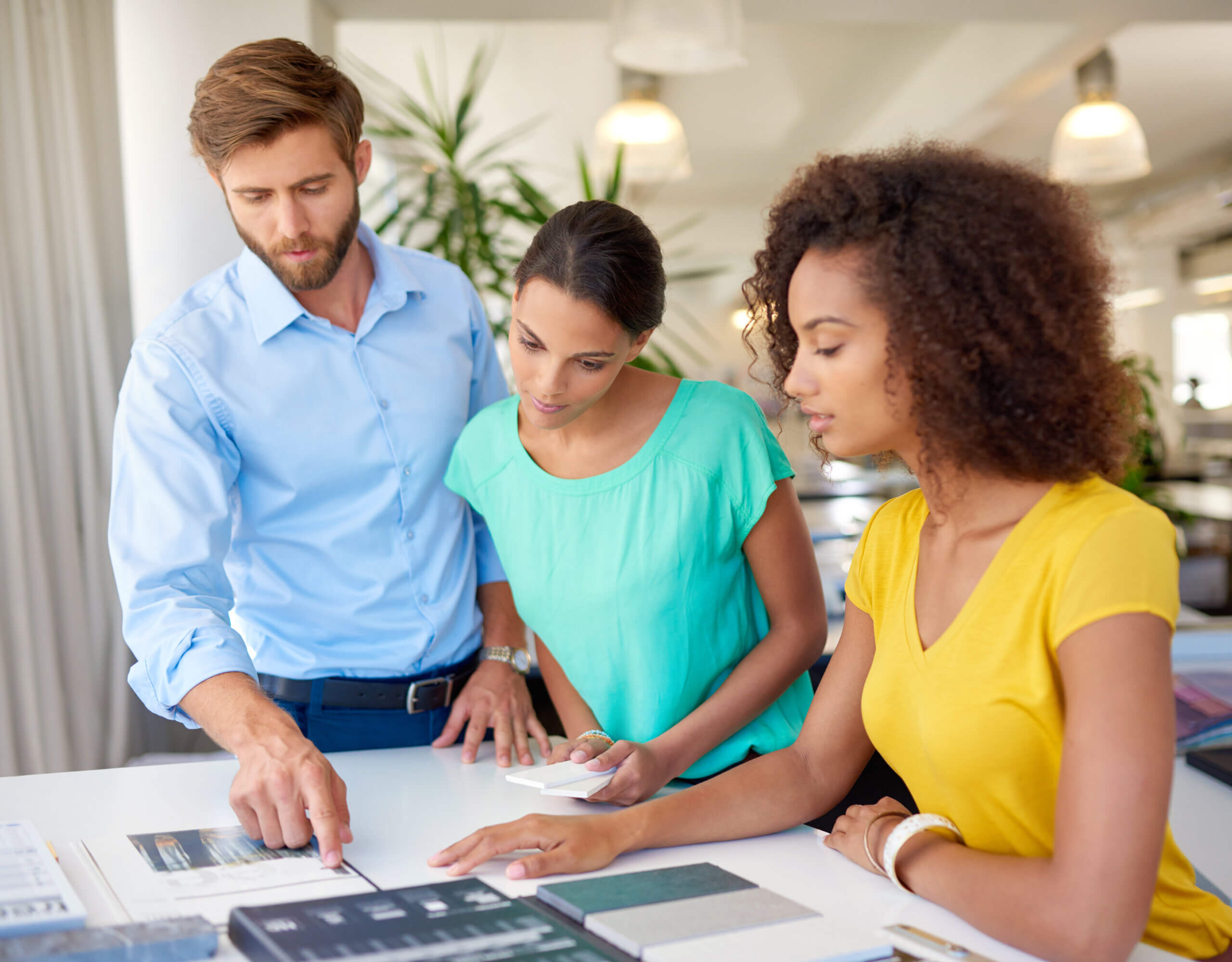 Lender showing mortgage industry trends to home buyers