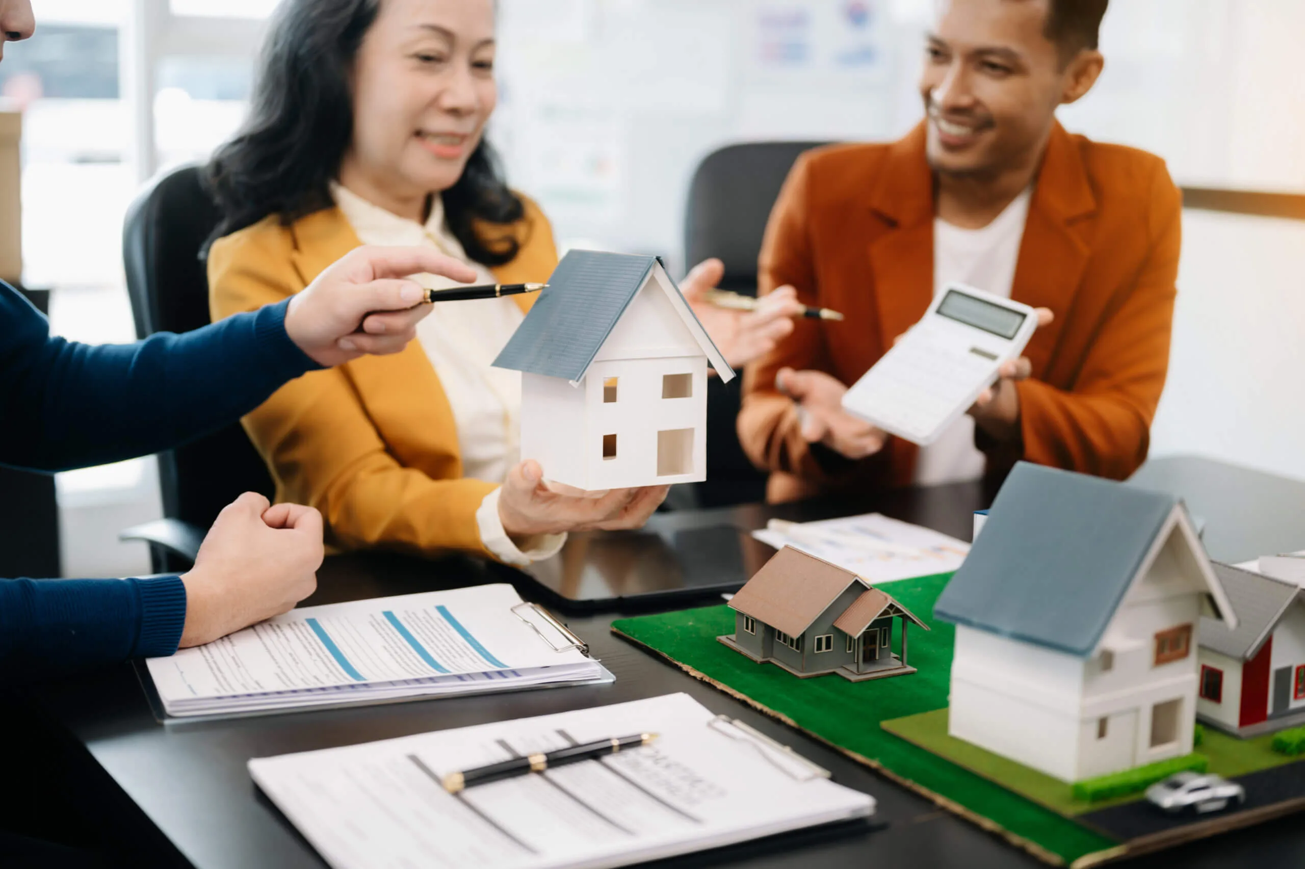 Lenders explaning the buy before you sell mortgage solutons to client