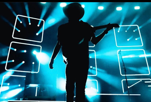 We integrated our Edgelight product into lighting pods from Upstaging.