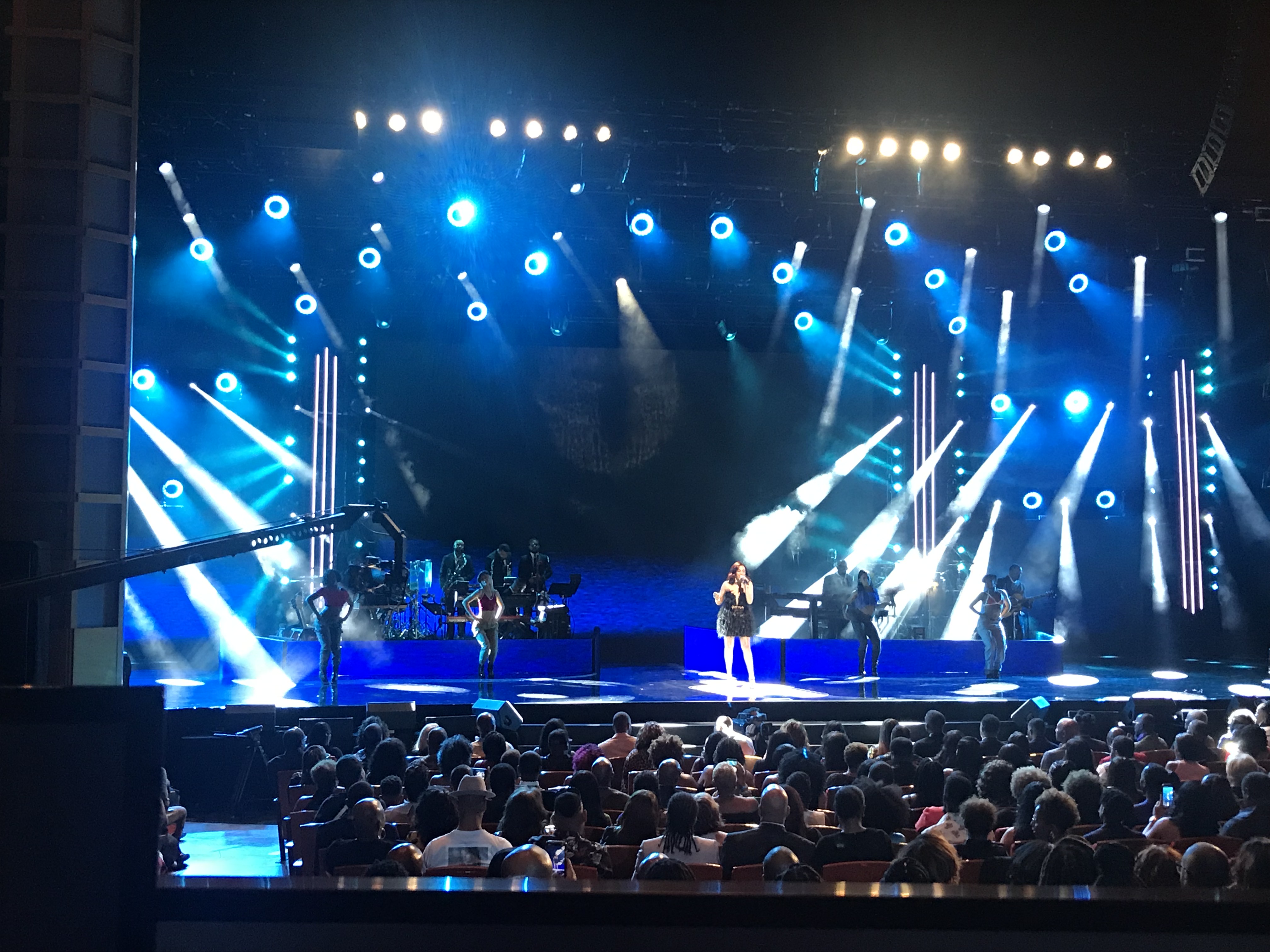 Edgelight used as a vertical design element