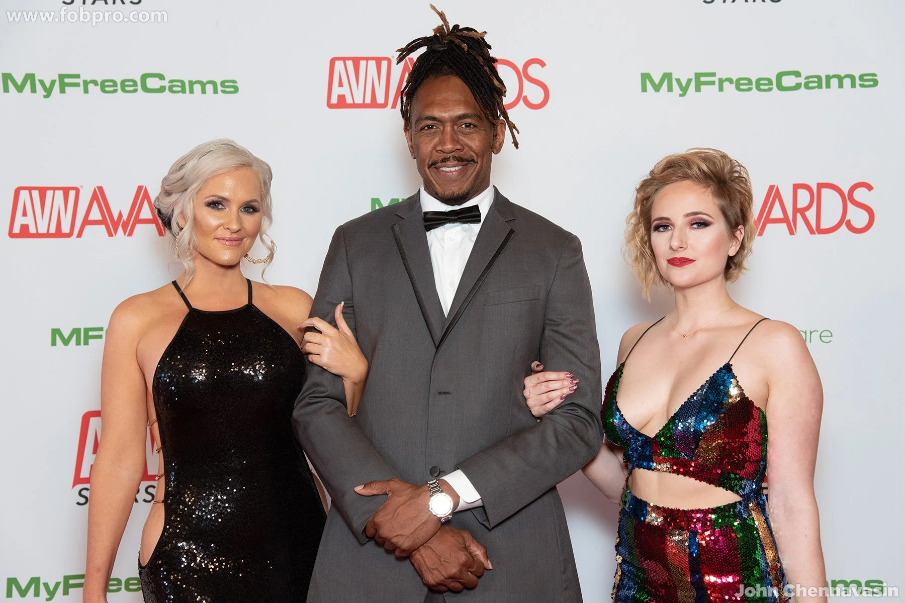  Dredd poses with Alena Croft and Kate England at the 2020 AVN Awards. (Photo: FOB Productions) 