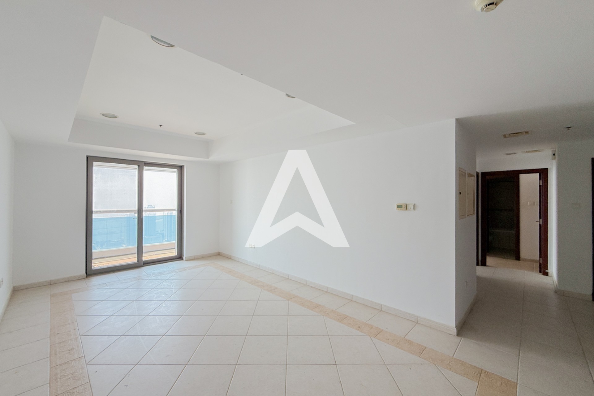 Displayed image from the thumbnail slider