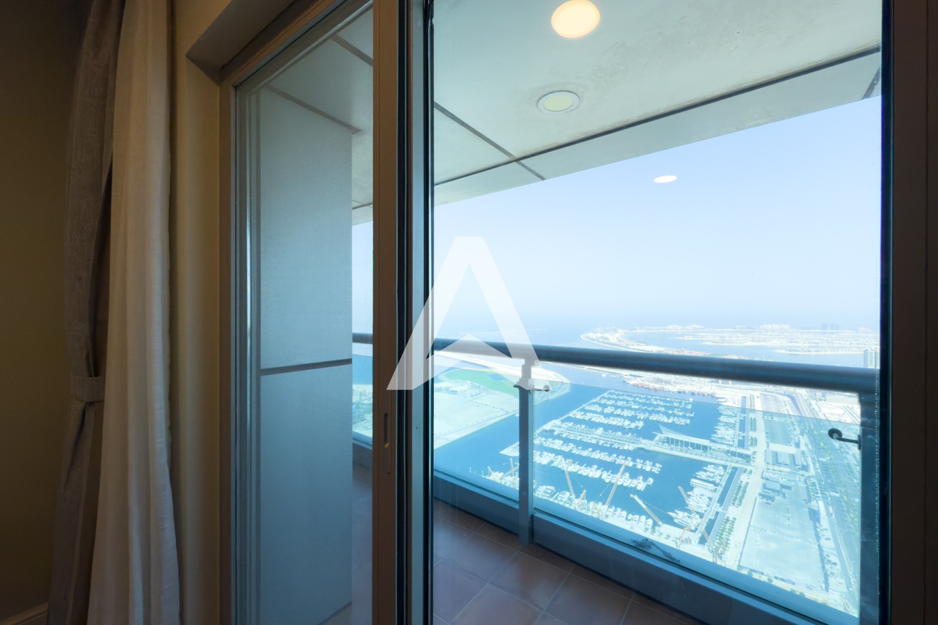 Displayed image from the thumbnail slider