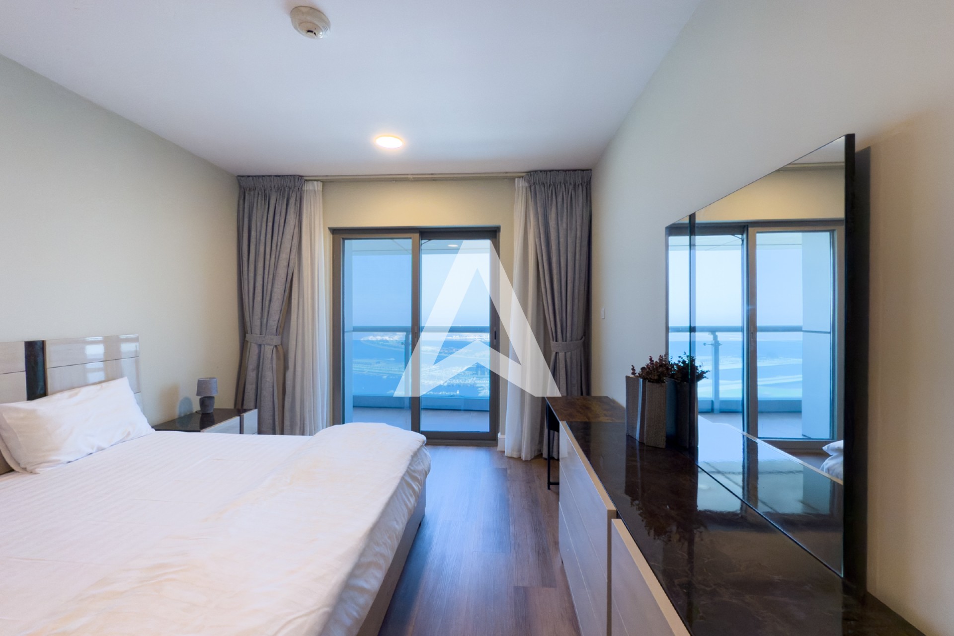 Displayed image from the thumbnail slider