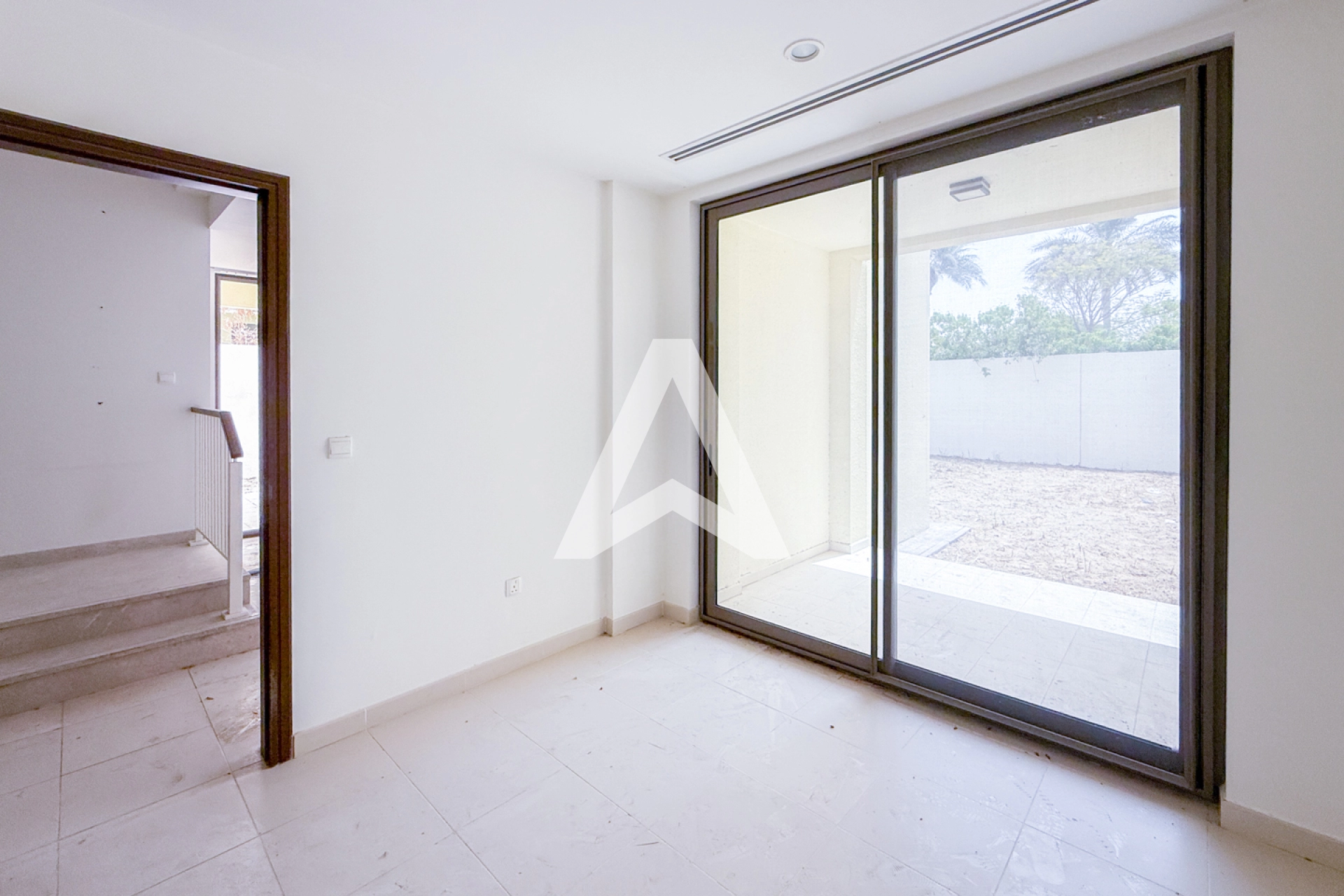 Displayed image from the thumbnail slider