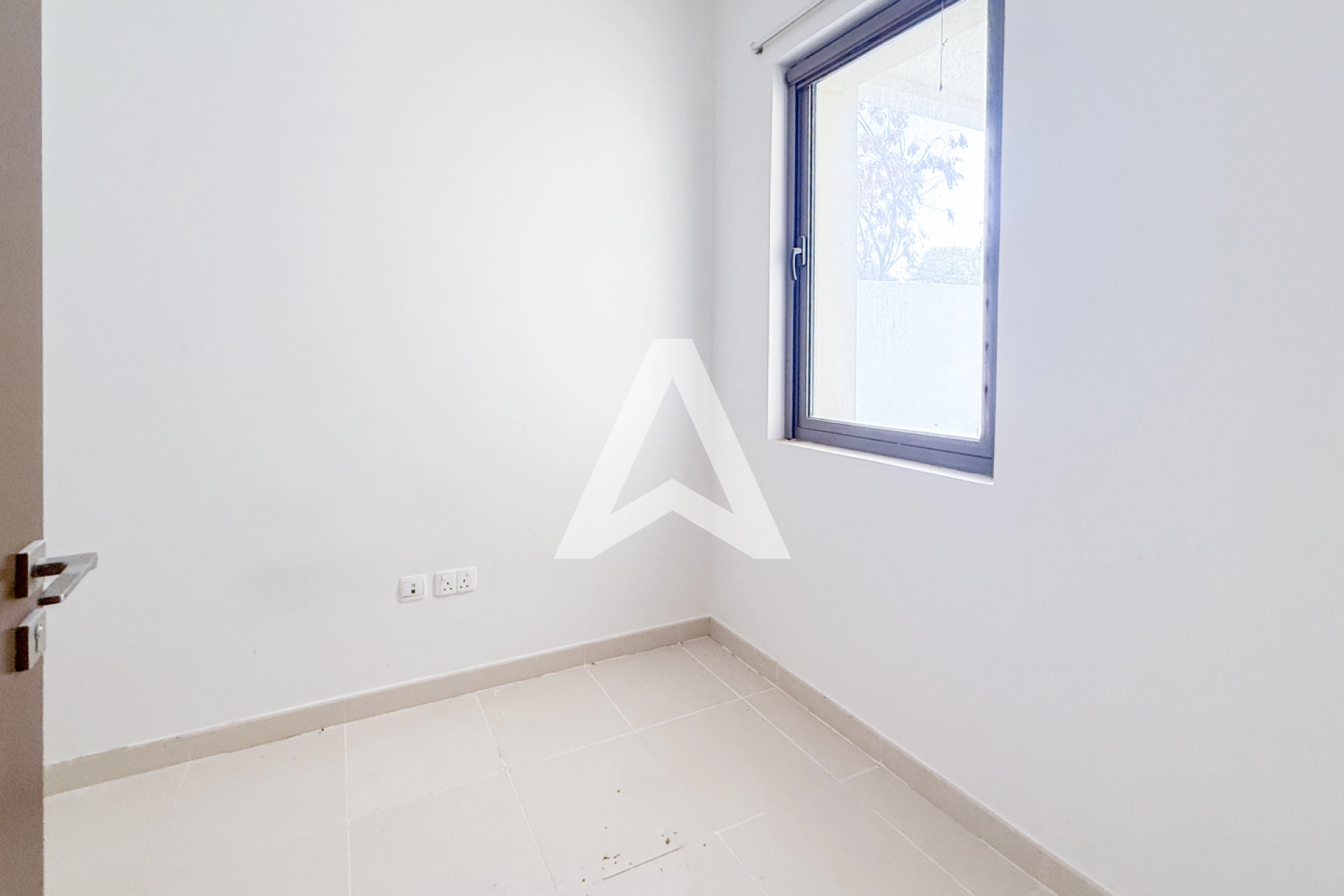 Displayed image from the thumbnail slider