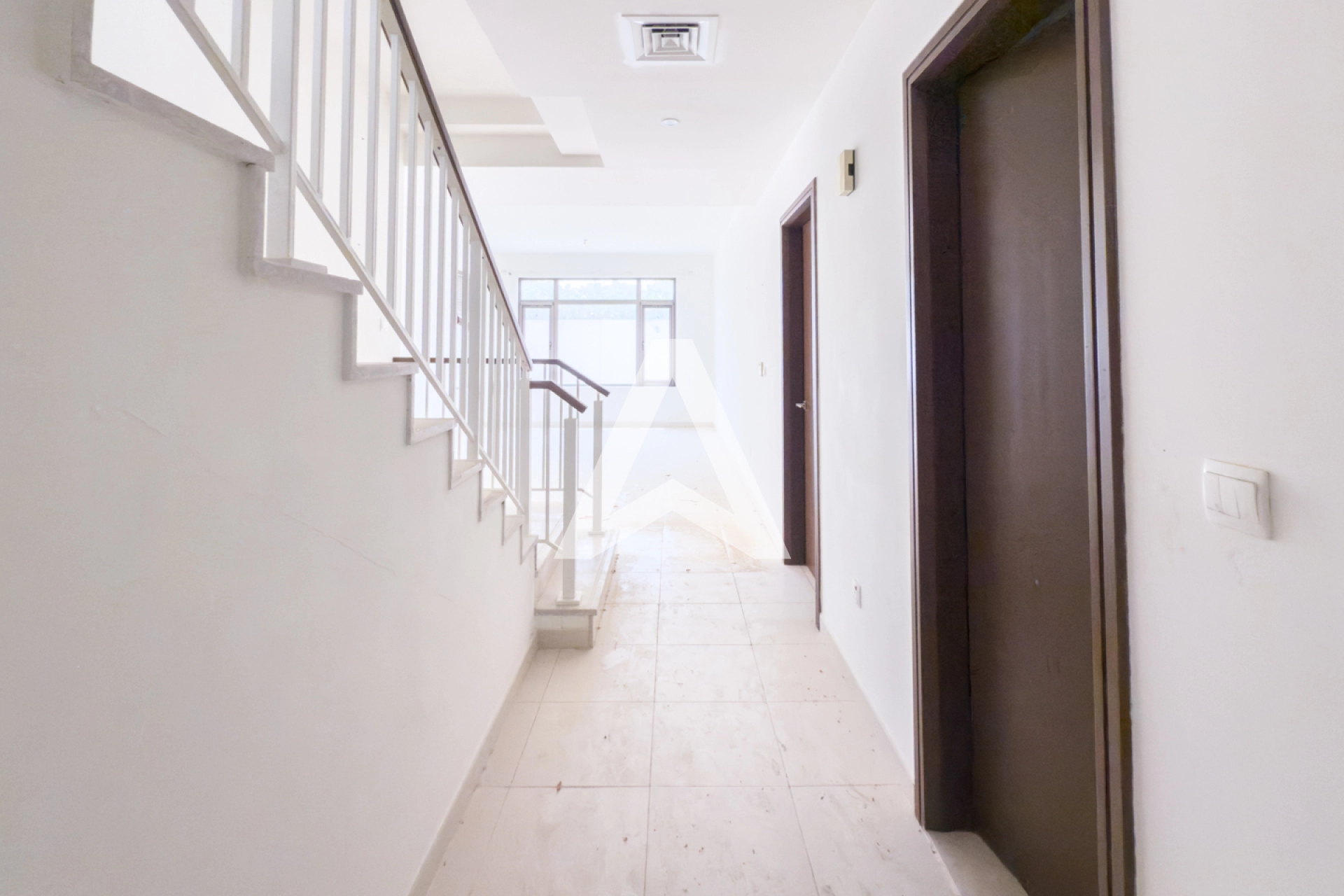 Displayed image from the thumbnail slider