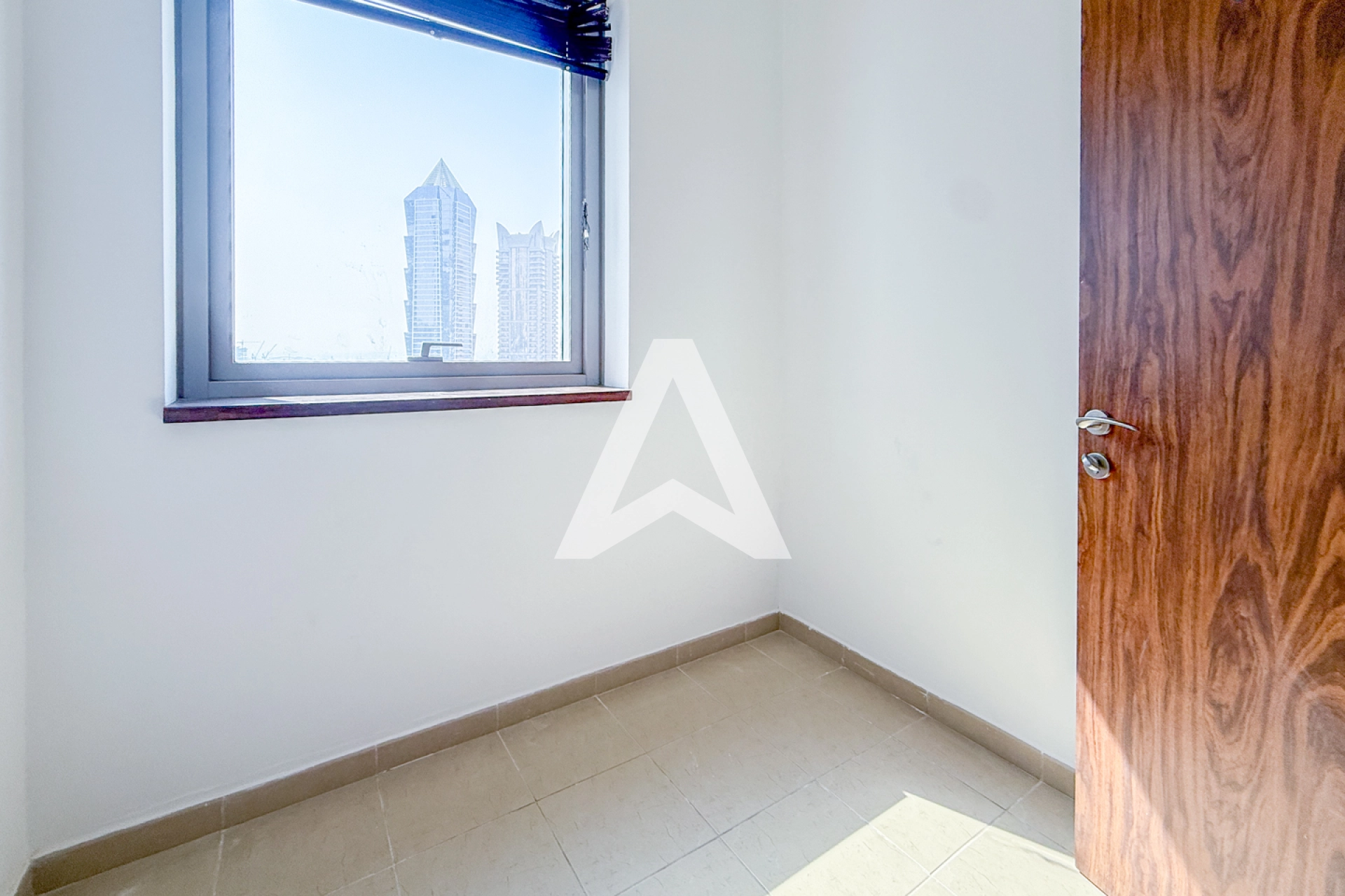 Displayed image from the thumbnail slider